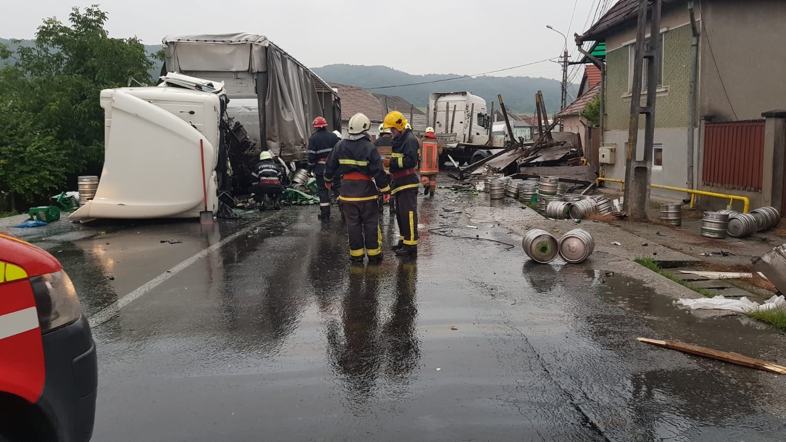Circulaţie blocată între Sighişoara şi Târgu Mureş după ce două TIR-uri s-au ciocnit/ GALERIE FOTO