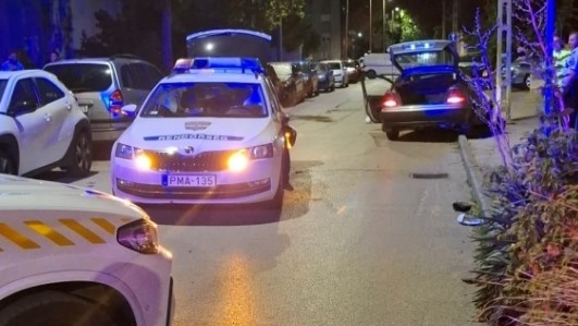 Tini ámokfutó száguldozott Székesfehérváron, egy rendőrautónak is nekicsapódott, mielőtt elfogták