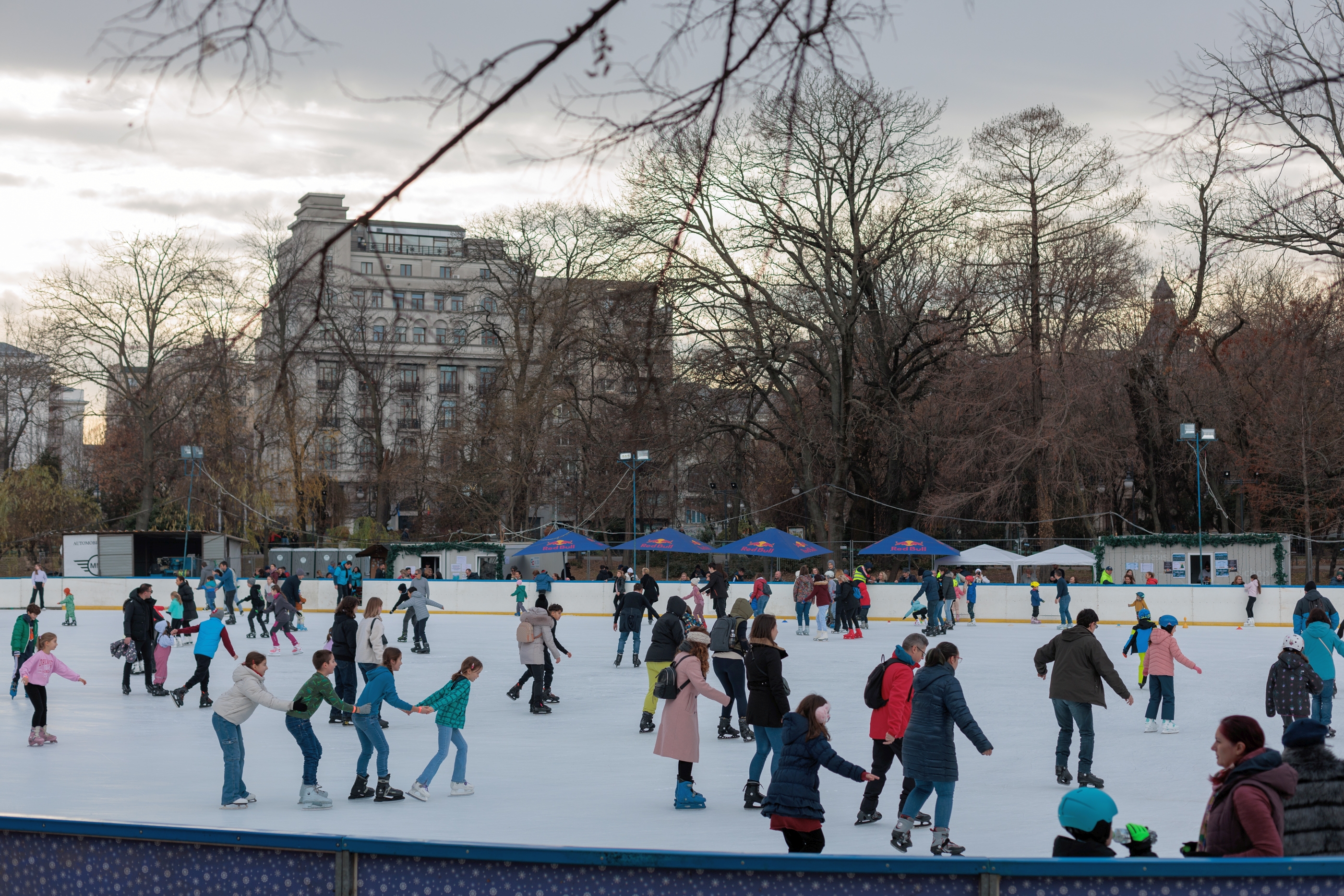 Unde patinăm în București? Patinoarul din Parcul Cișmigiu este cel mai mare, dar și cel mai scump. Care sunt alternativele | FOTO