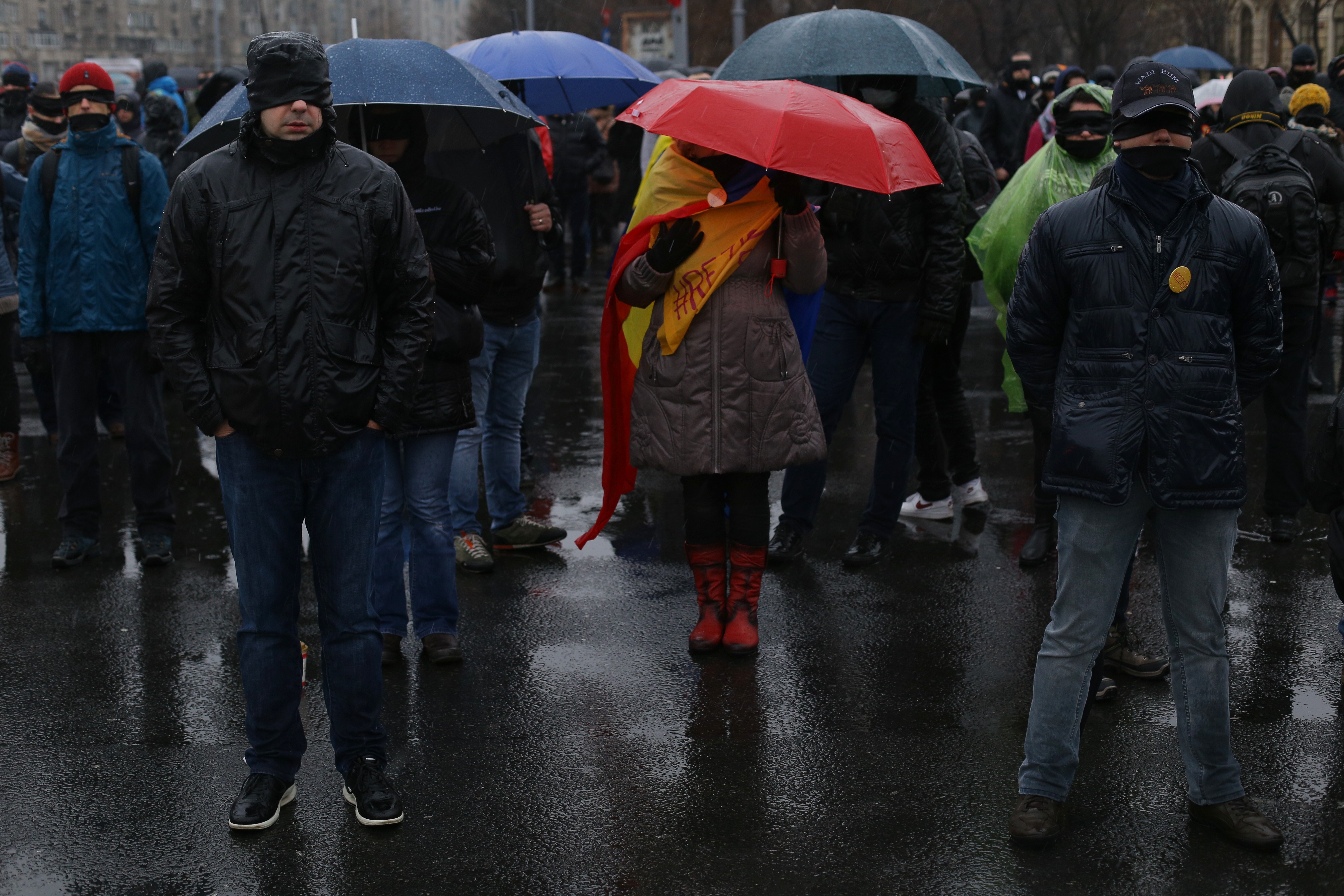 VIDEO/ Oana Pellea și Marius Manole, legați la ochi pentru "noua eră a nepuțintei". Protest mut în Piața Victoriei, duminică 17 decembrie