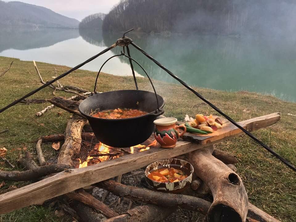 Omul de afaceri care și-a făcut bucătărie în mijlocul pădurii: „Pe mine mă strâng pereții”. Rețeta dezvăluită pentru Libertatea: aripioare de porc la ceaun