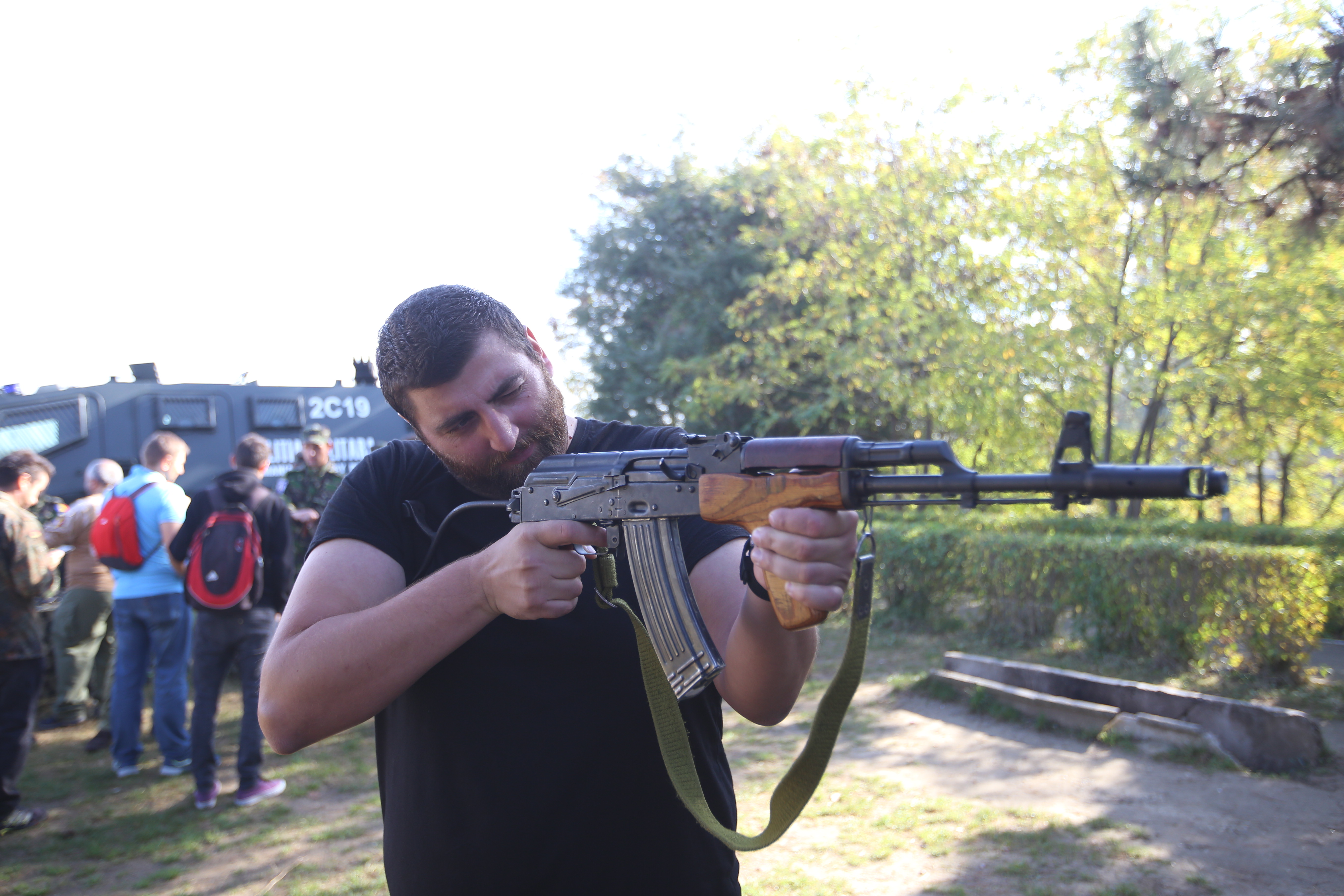 VIDEO | Reportaj cu arma-n mână. Am testat mitraliera NATO și pistolul pentru luptă urbană