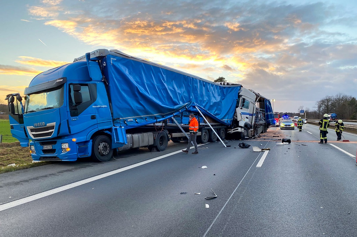 Vopseaua din camionul unui român a acoperit cabina TIR-ului care l-a lovit violent din spate, pe o autostradă din Germania