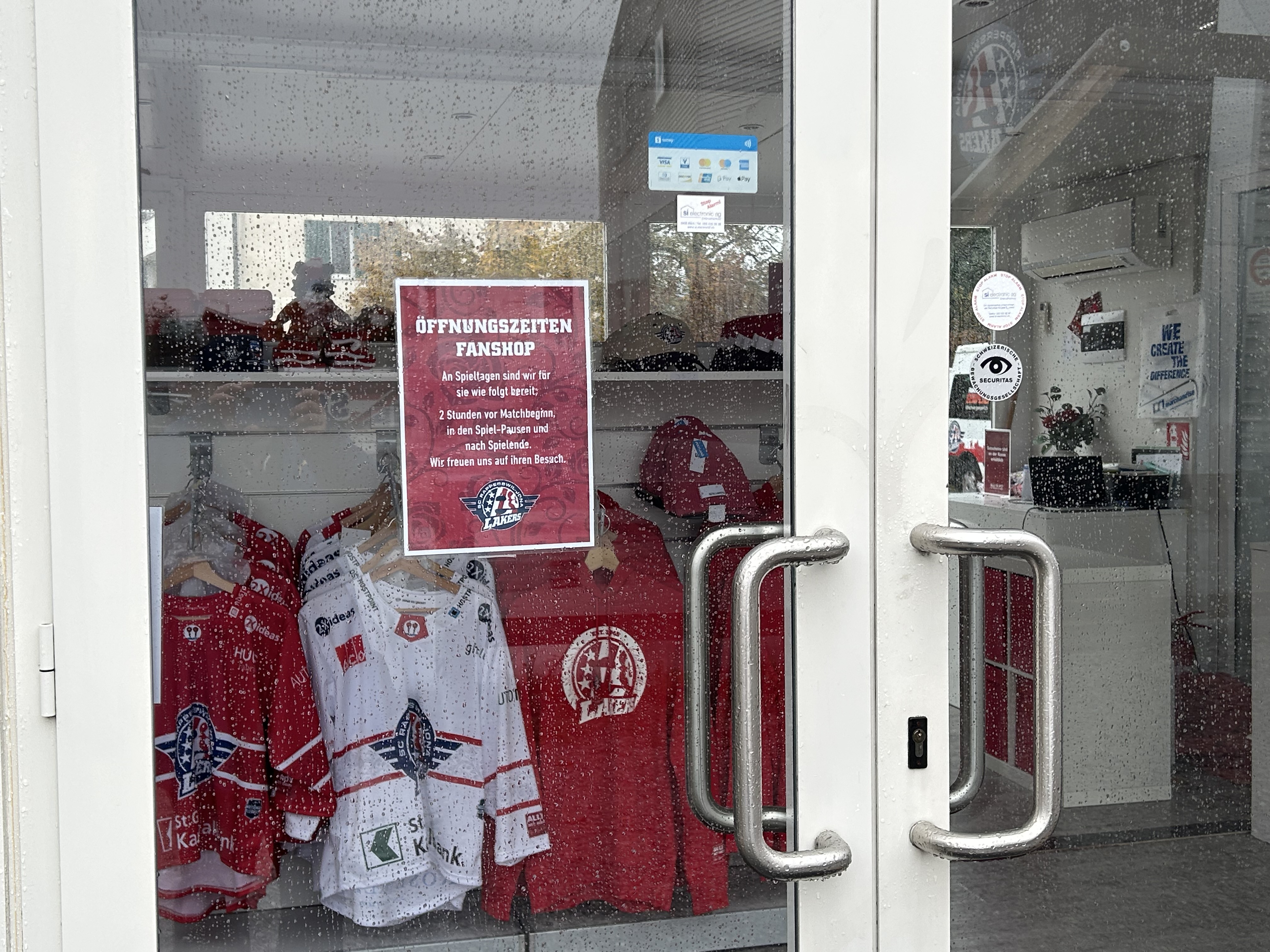 Cum am petrecut de ziua hocheiului elvețian pe gheața patinoarului din Rapperswil alături de 300 de copii: „Hop, Rappi!”