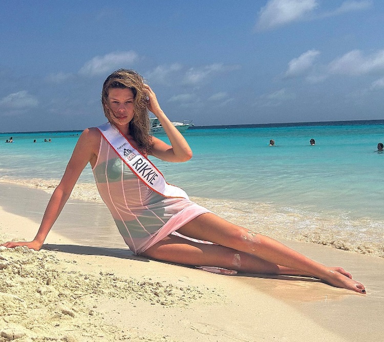 Cine e Rikkie Valerie Kollé, prima femeie transsexuală care a câştigat titlul de Miss Olanda. Ea va reprezenta ţara la Miss Univers
