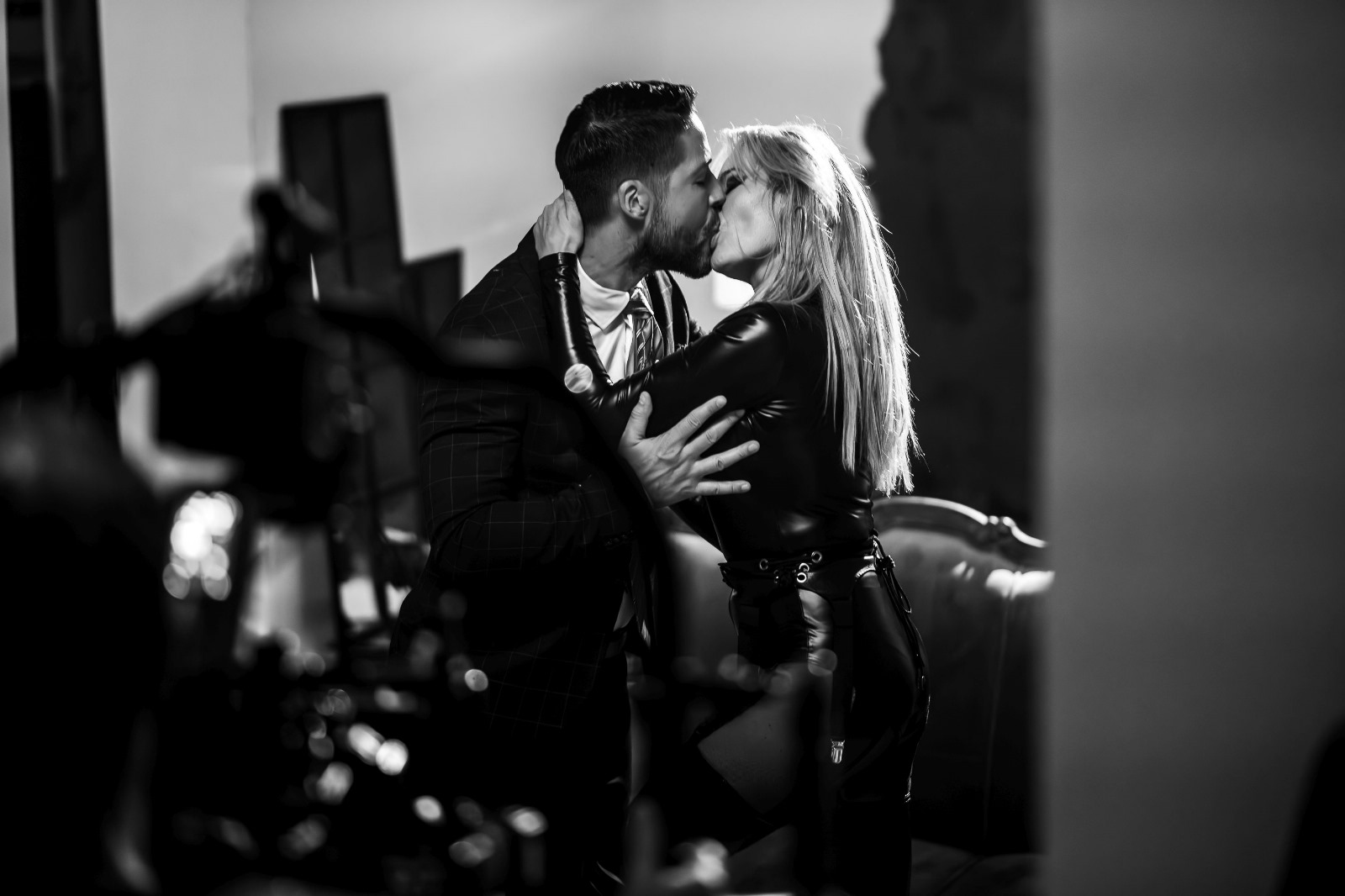 Laura Cosoi, dans lasciv cu Toto Dumitrescu, sărut pasional cu Jorge și un slalom permanent printre bărbați în filmul „Retreat Vama Veche”