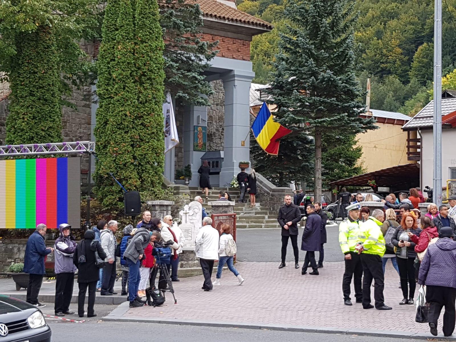 CORESPONDENȚĂ DIN SINAIA/ Primii „nuntași” s-au adunat la Sinaia, la nunta fostului Principe Nicolae. Cum a fost decorată biserica