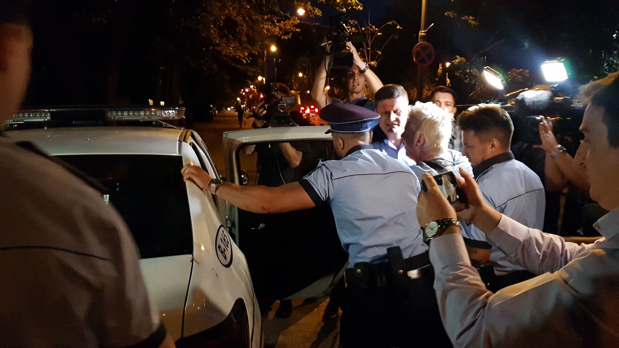 VIDEO | Protestatarul Marian Moroșanu, zis Ceaușescu, a fost încătușat în fața sediului PSD! „Mi-e rău, m-ai apăsat pe inimă!”