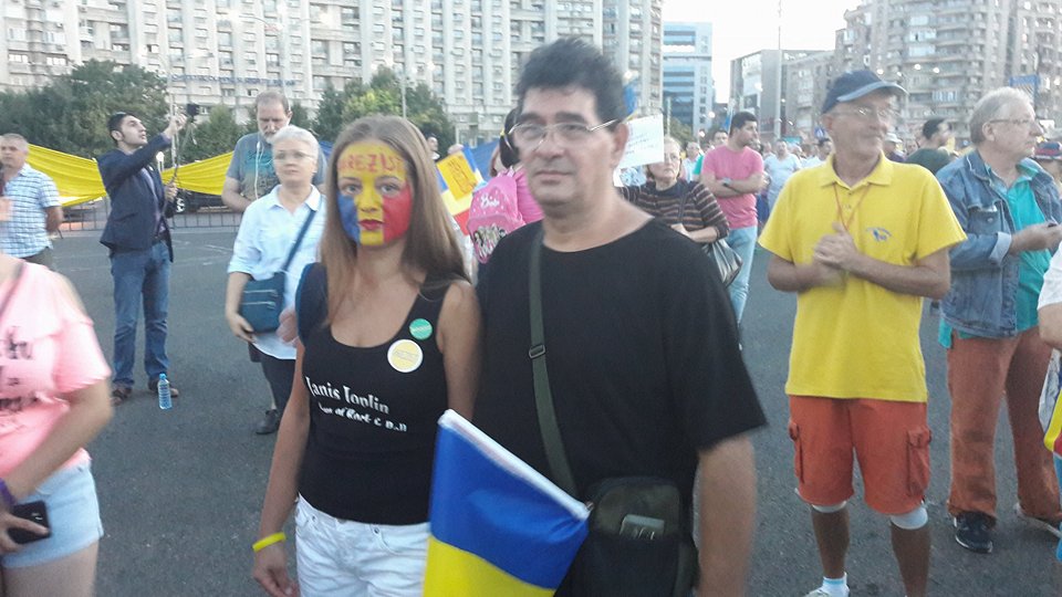 FOTO&VIDEO/ Peste 2.500 de oameni au protestat în Piața Victoriei faţă de modificările la legile justiţiei