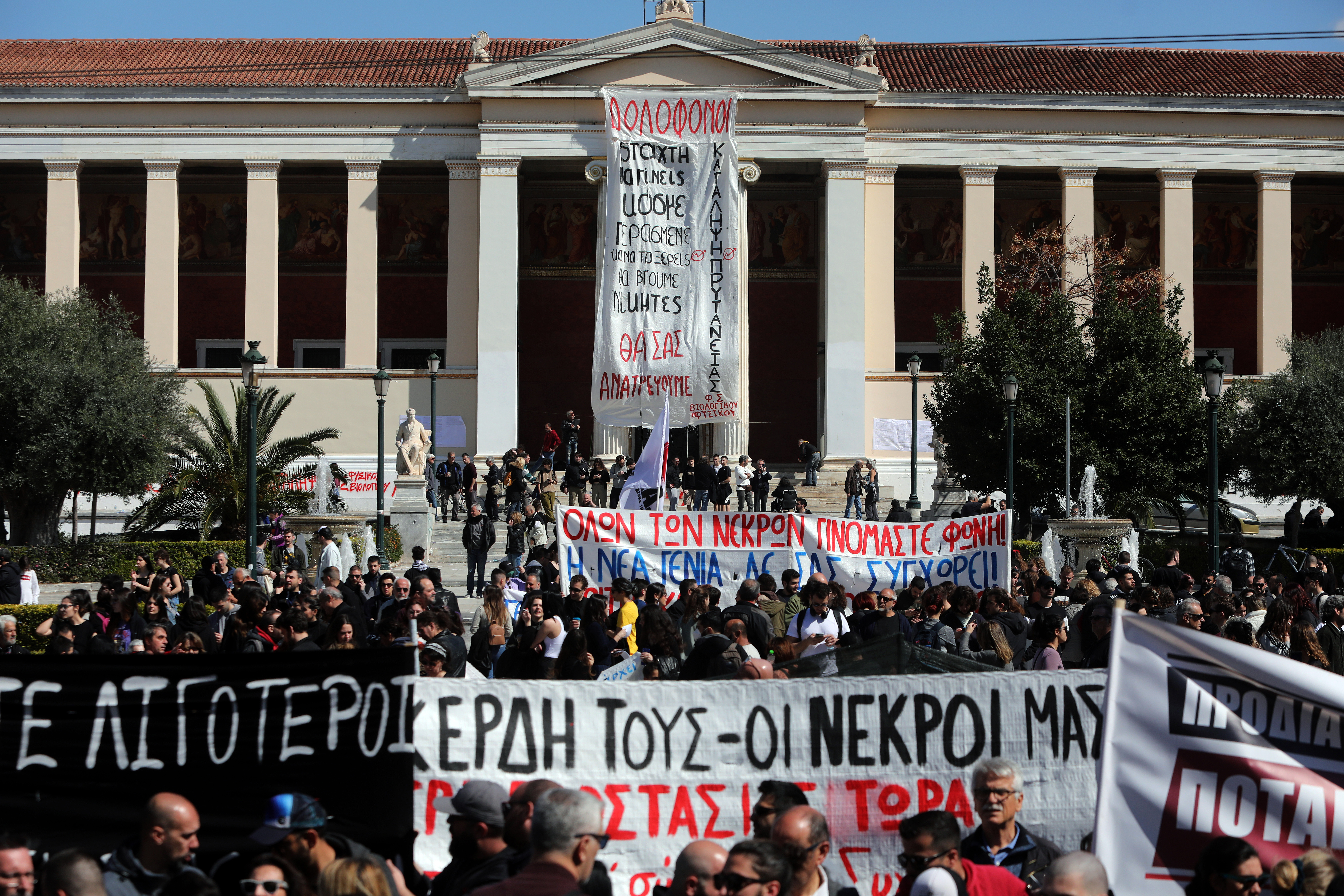 Ciocniri și incidente la protestul din centrul Atenei. Grecii continuă protestele în urma tragediei feroviare