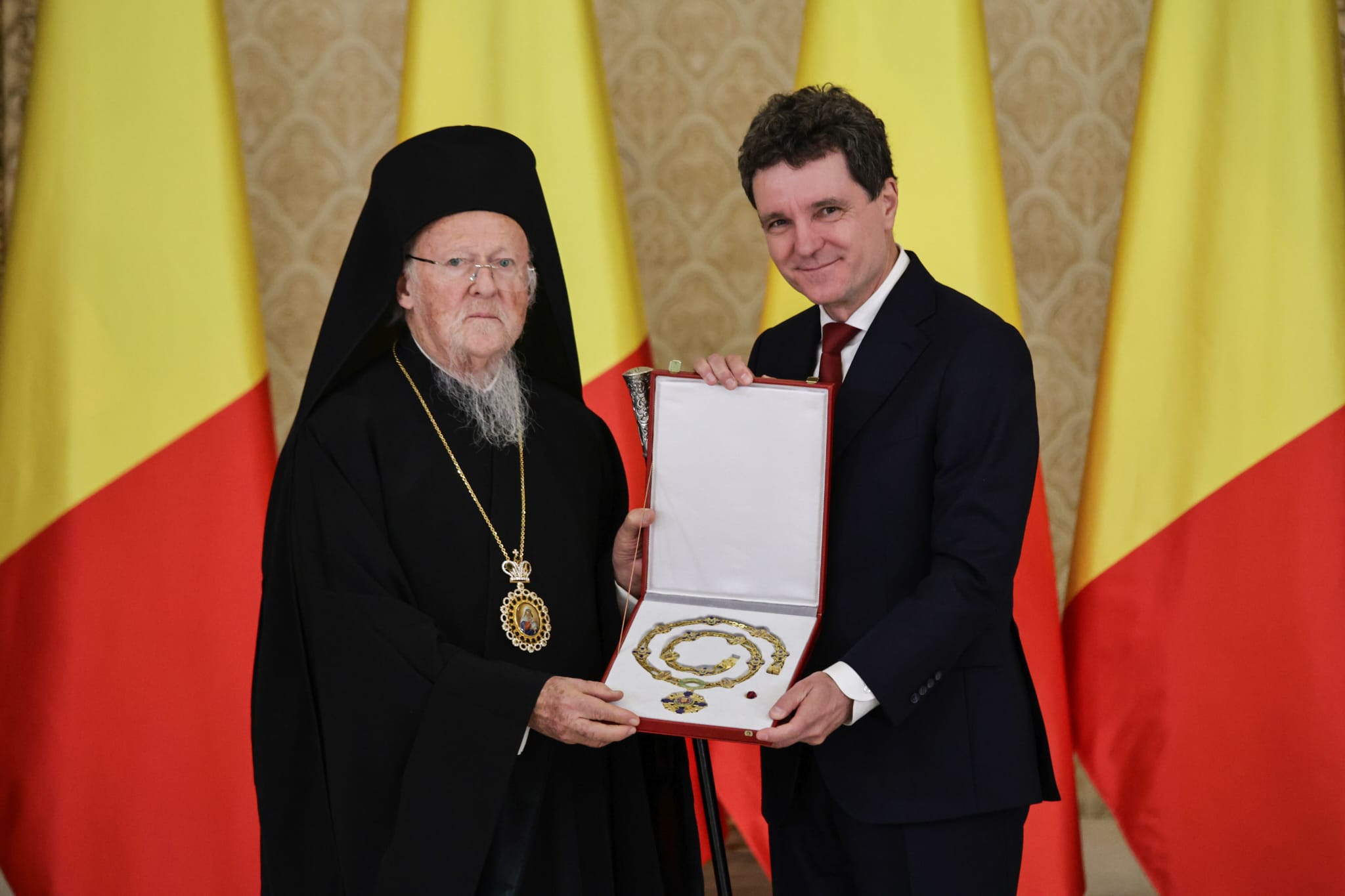 Bartolomeu I, decorat de Nicușor Dan după sfințirea Catedralei Neamului: „România trăieşte un moment istoric”