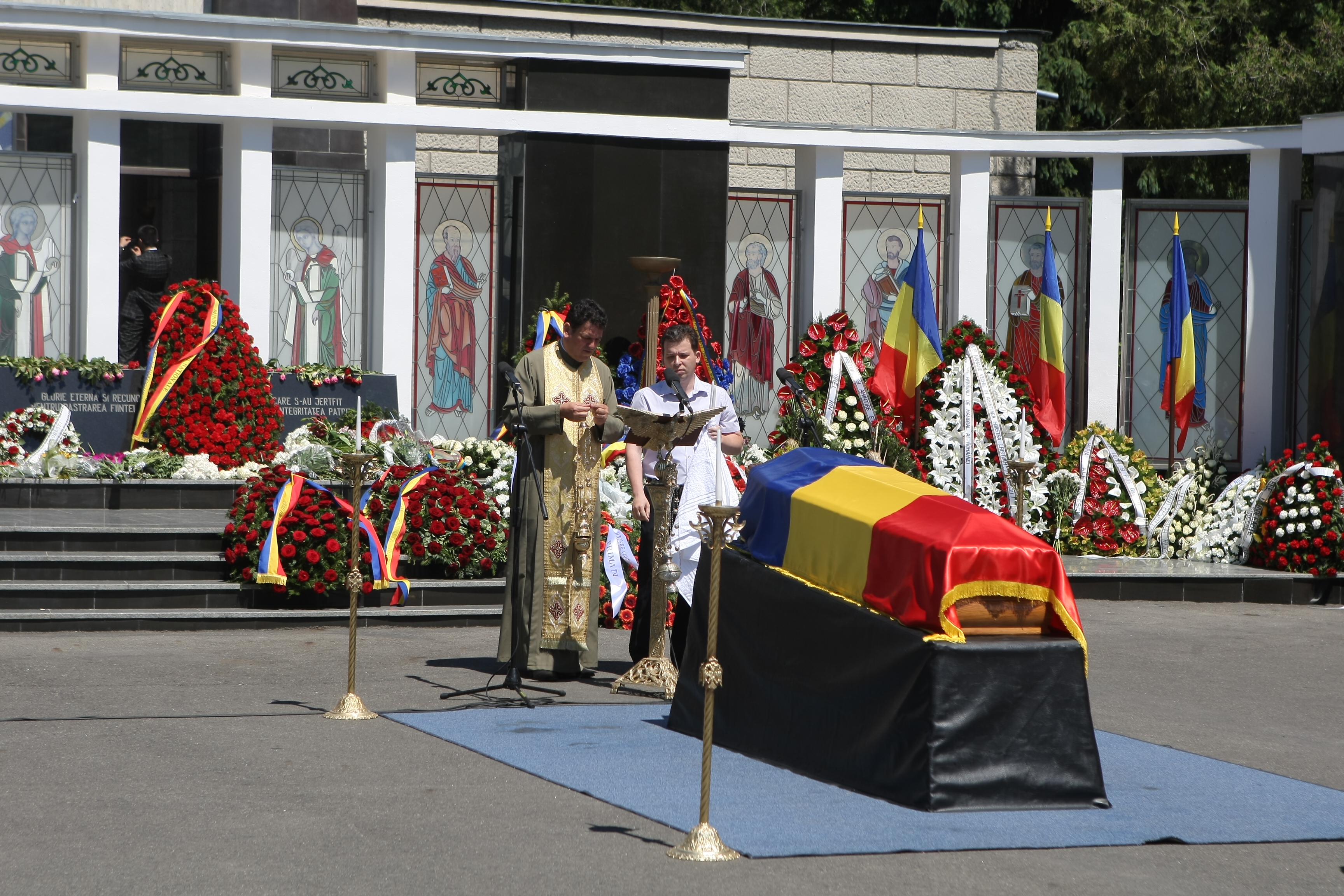 GALERIE FOTO&VIDEO/ Cristian Țopescu, înmormântat cu onoruri militare, la Cimitirul Ghencea Militar din București