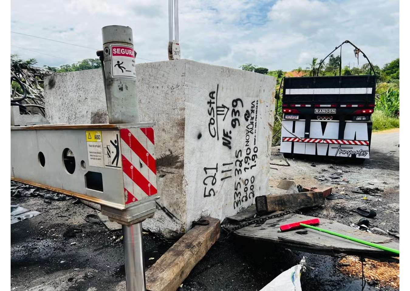 38 de oameni au murit într-un autocar peste care a căzut dintr-o basculantă un bloc de granit, pe o șosea din Brazilia