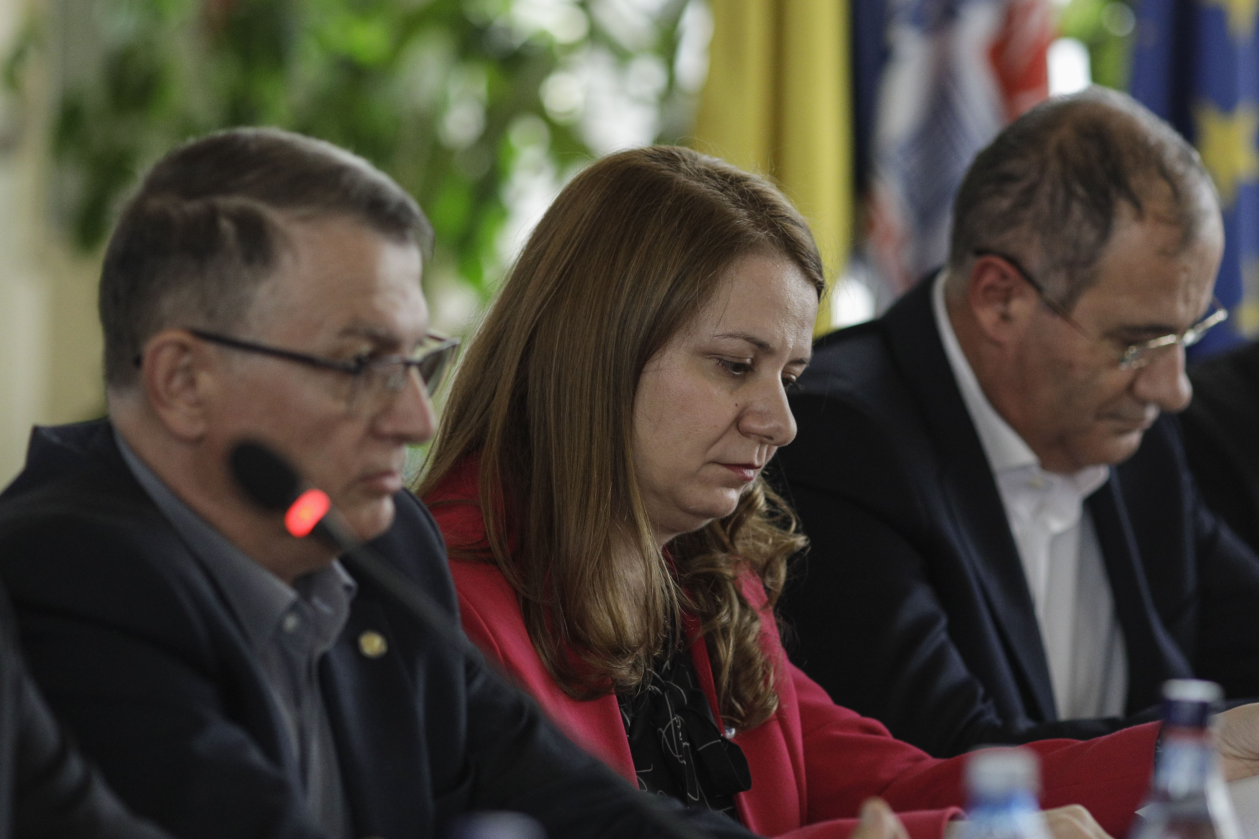 Greva din Educație continuă joi. După negocieri, Guvernul anunță că „nu vor fi creșteri salariale”, dar le oferă profesorilor carduri valorice. Sindicaliști: „Primele reacții sunt de respingere”
