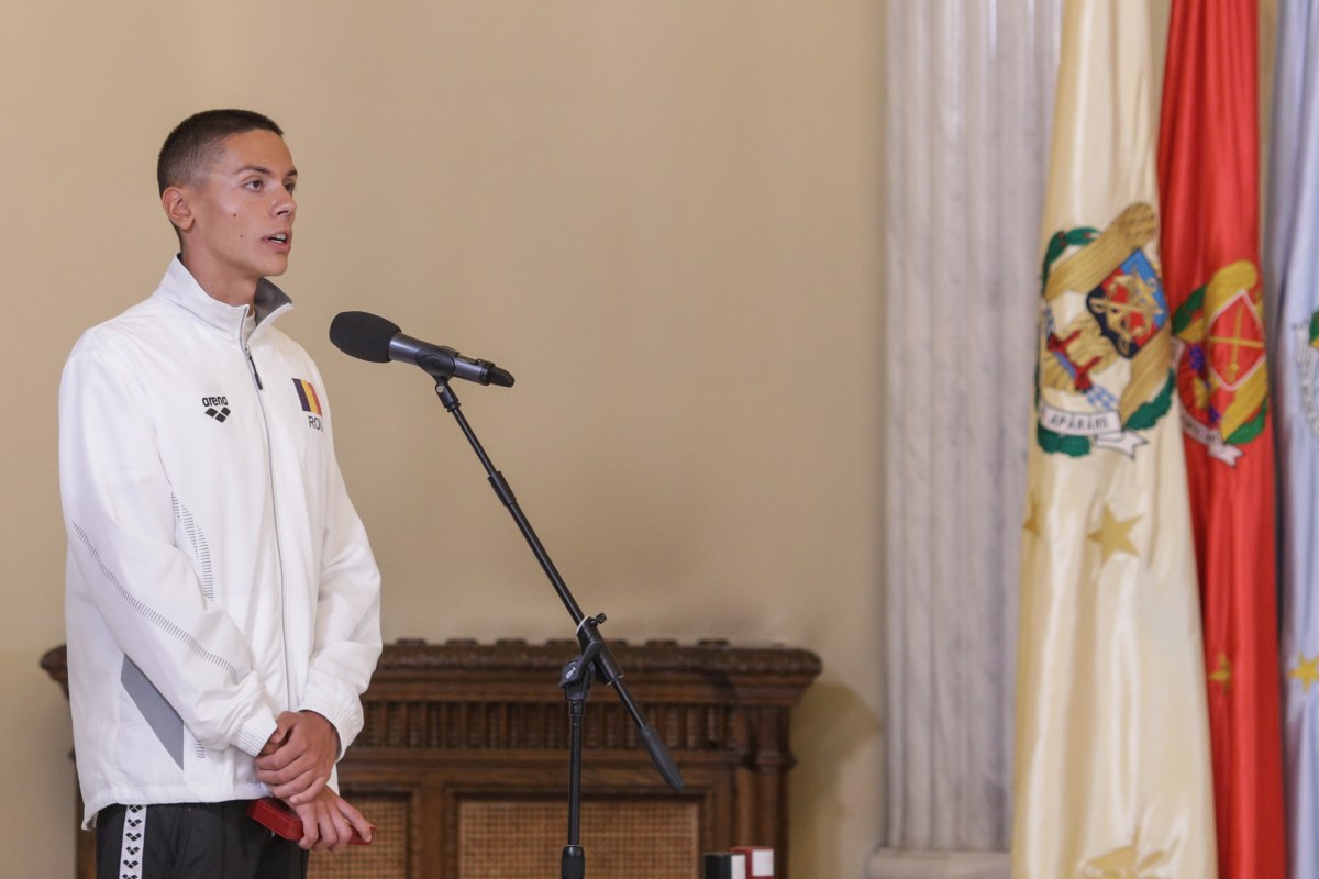 David Popovici, decorat de Klaus Iohannis cu gradul de „cavaler”: „Rezultatele obligă autoritățile să facă din sport o prioritate”