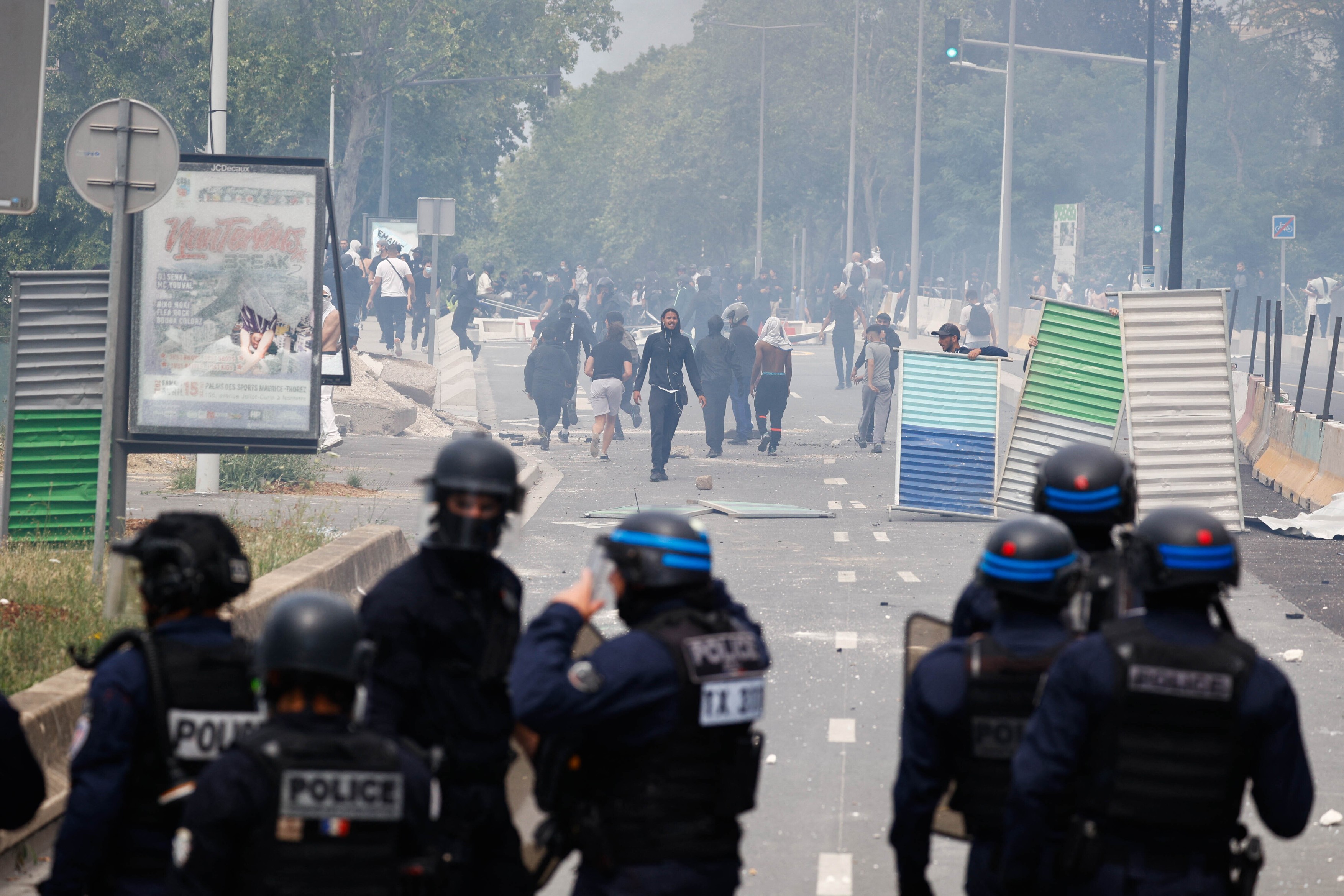 Haos pentru a treia noapte în Franța, după ce un polițist a ucis un adolescent. 400 de arestări și restricții de circulație în mai multe orașe