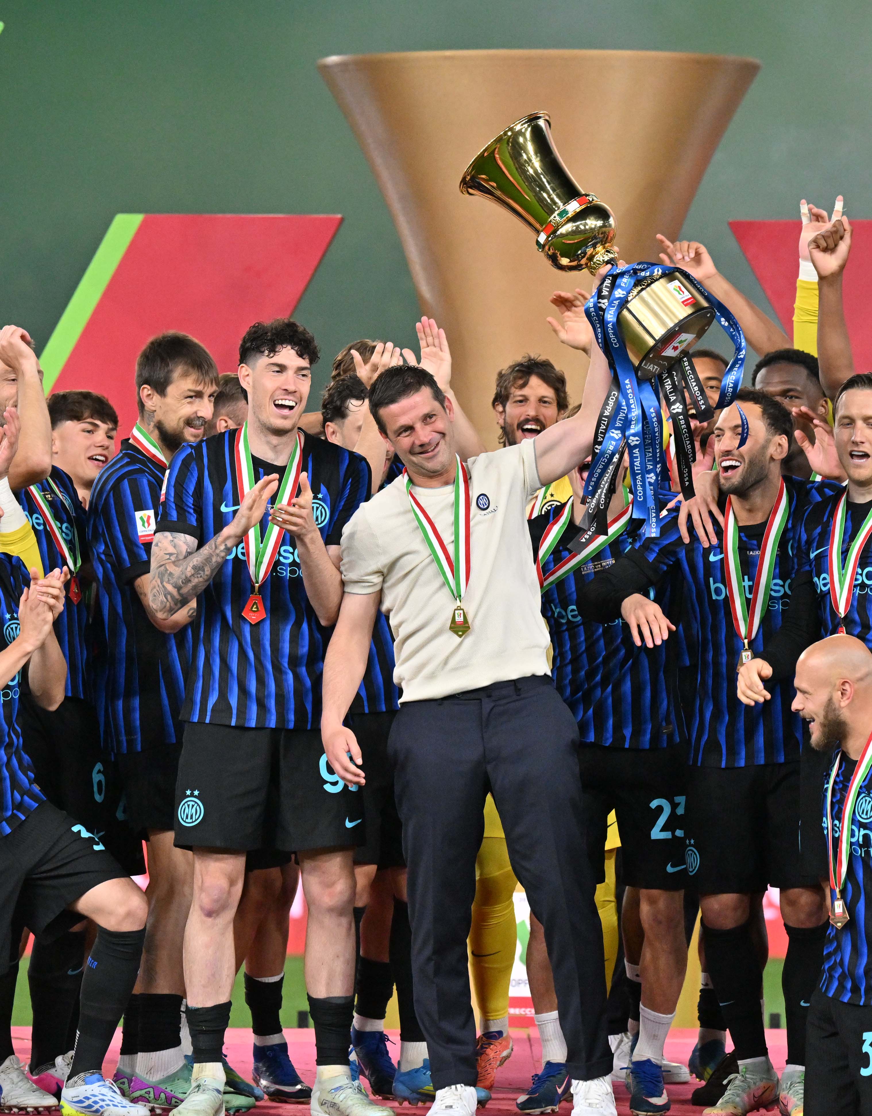 Cristi Chivu, imagine emoționantă după câștigarea Cupei Italiei. Și-a îmbrățișat soția și fiicele chiar pe teren