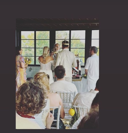Imagini de la nunta actriței Ilona Brezoianu. S-a căsătorit religios cu Andrei într-un decor special, cu multe lămâi, lângă piscină