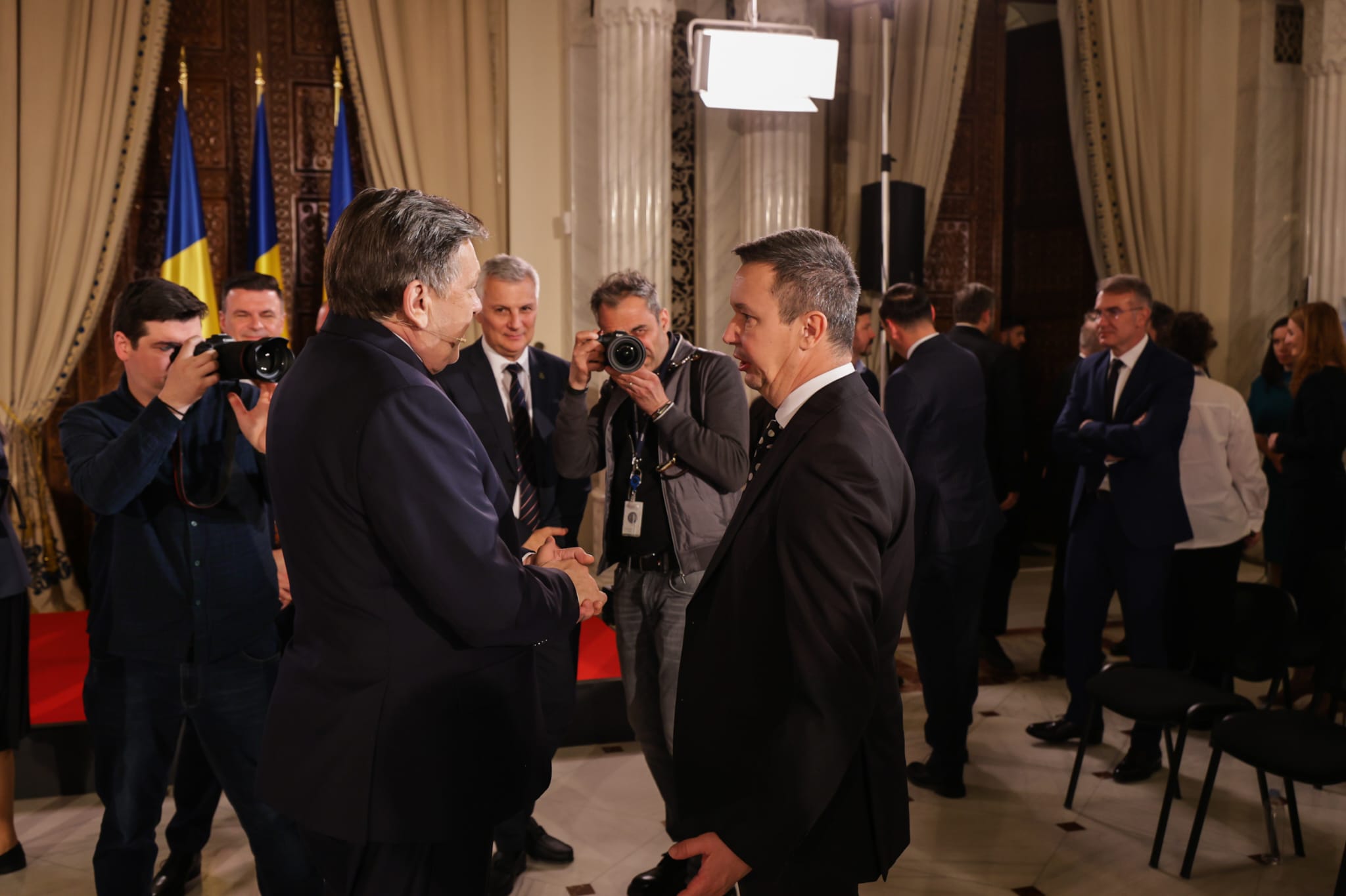 Oamenii din sală care nu s-au văzut la televizor la dezbaterea electorală de la TVR, invitați de marcă ai televiziunii naționale