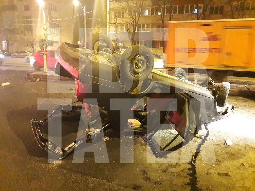 Accident pe Calea Griviței. O mașină s-a răsturnat în mijlocul drumului / FOTO & VIDEO