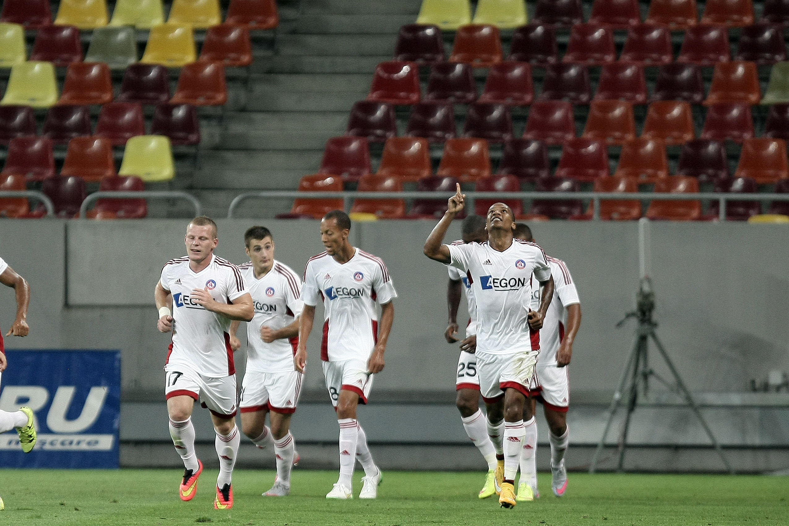 Liga Campionilor, turul II preliminar: Steaua - Trencin 2-3!!!! TrenCHIN!!!! Calificare jenantă a campioanei României! Mai întâi, Jairo l-a făcut franjuri la Papp, apoi Muniru și Tade au echilibrat situația pe tabelă. Pe final, Wesley i-a apropiat pe slovaci la un gol de calificare, iar Bero a avut șansa unui 4-2 halucinant! Rădoi continuă seria execuțiilor! După Tamaș, Țucudean și Luchin, l-a dat afară și pe Iancu / LIVE BLOG&GALERIE FOTO