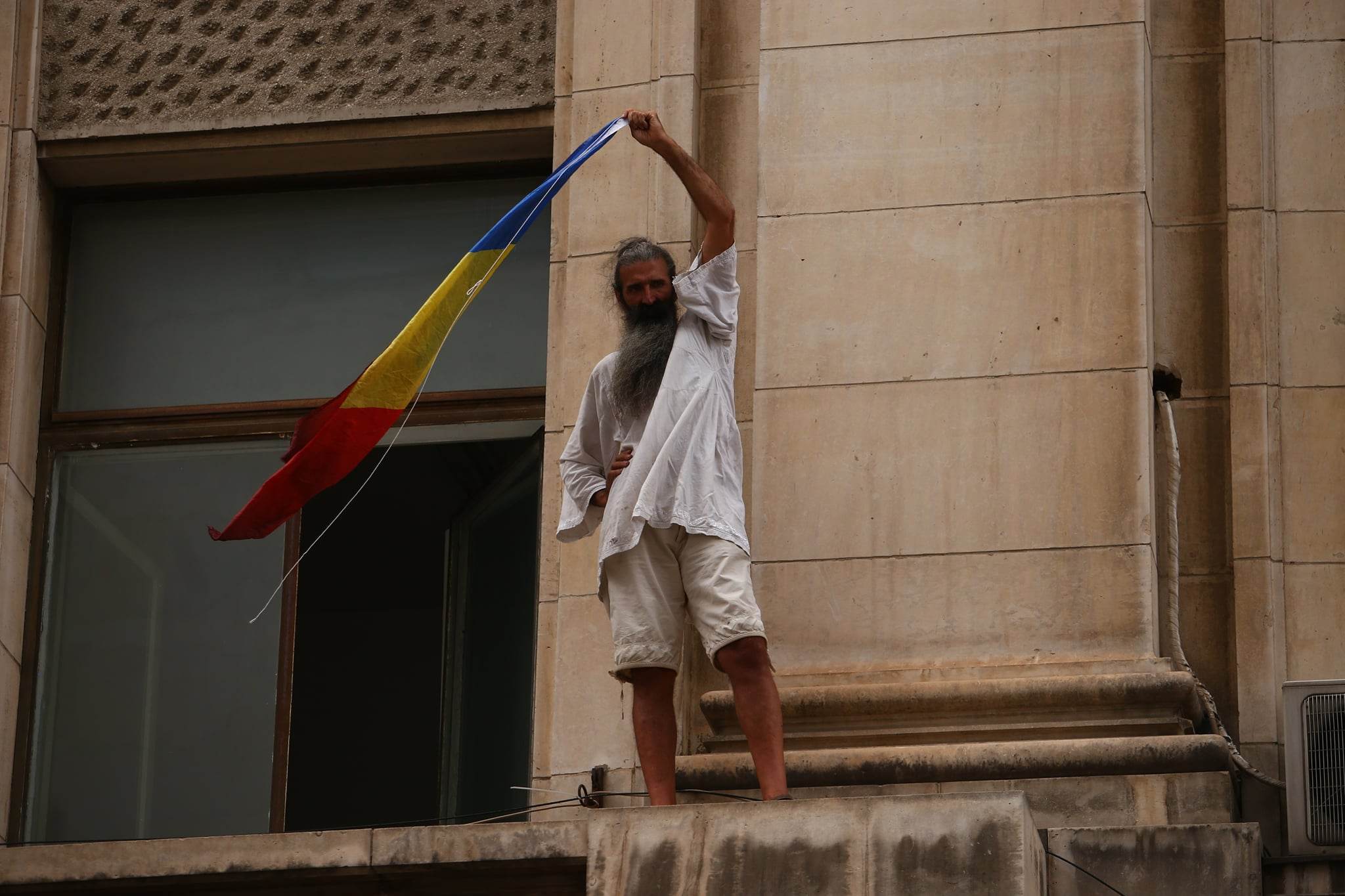 Mai mulți jurnaliști, loviți la protestul AUR anti-vaccin. Organizatorii au instigat oamenii să forțeze intrarea în Ministerul Sănătății, acuză Jandarmeria