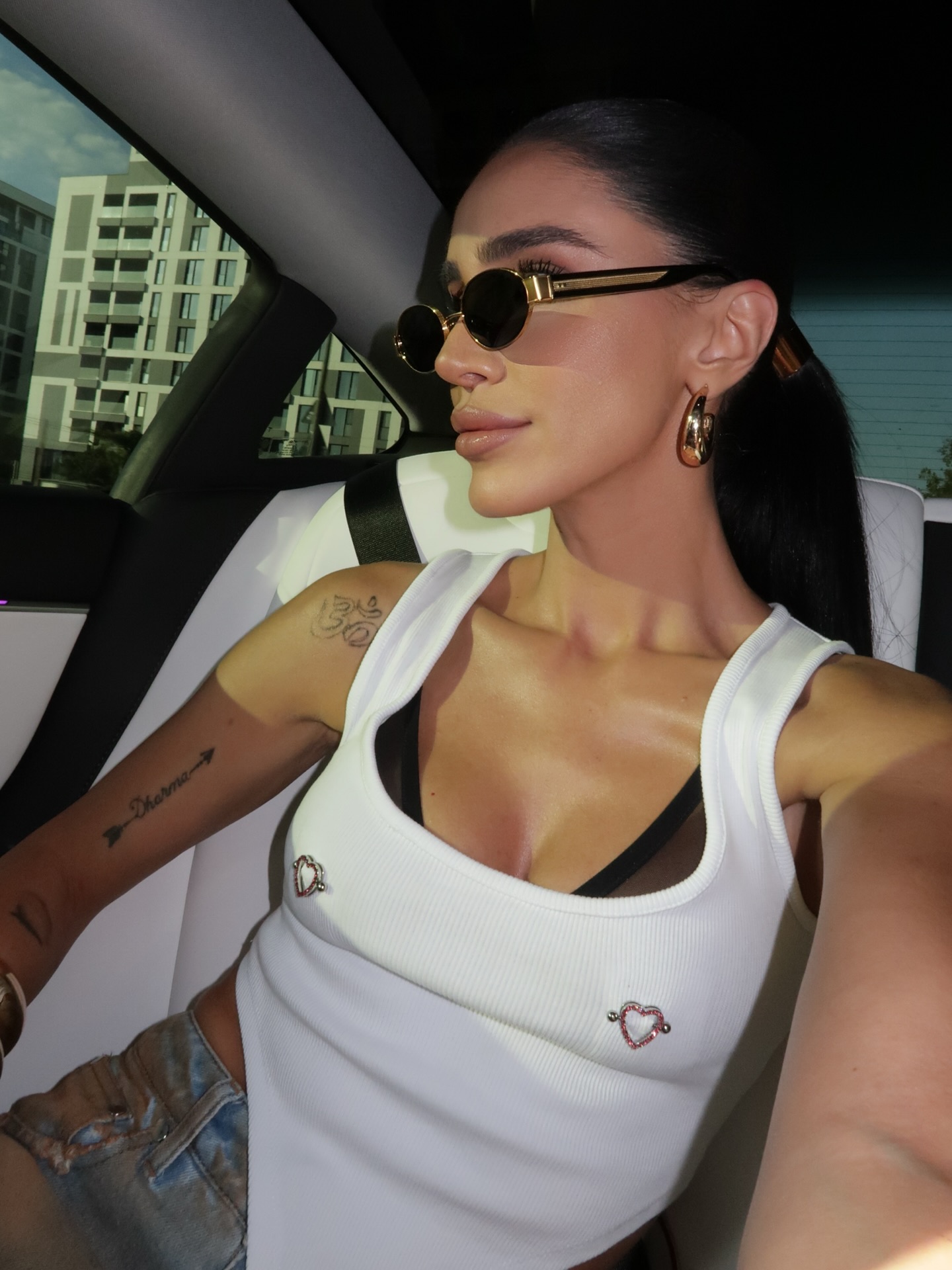 Adelina Pestrițu, criticată după ce a publicat o fotografie alături de Jennifer Lopez: „E fake…ai făcut poza asta cu inteligența artificială”. Răspunsul ei