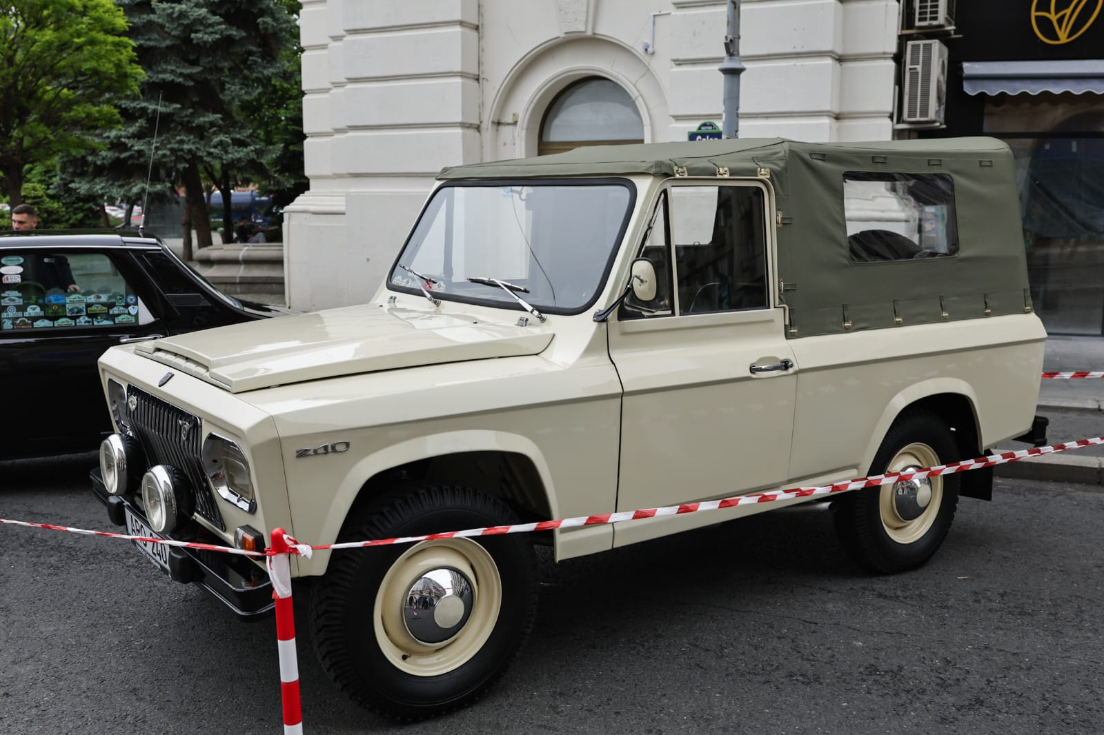 Expoziție cu mașini de epocă la București, pe Calea Victoriei. Printre exponate și un ARO folosit de Nicolae Ceaușescu