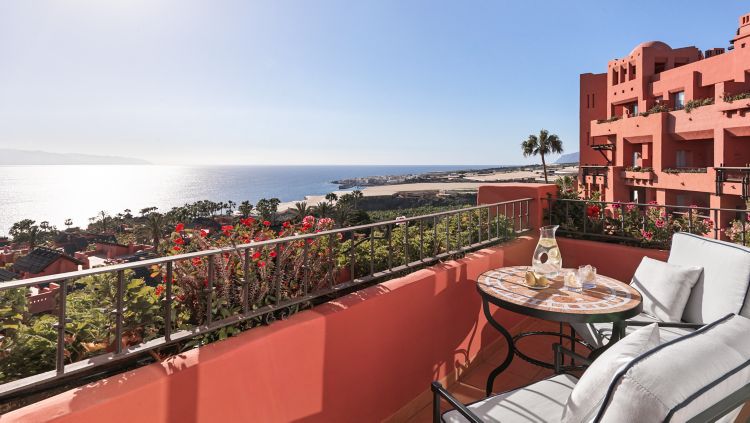 Cât costă cazarea la hotelul favorit al lui Klaus Iohannis din Tenerife. Un fost șef din Liga 1 e în vacanță acolo