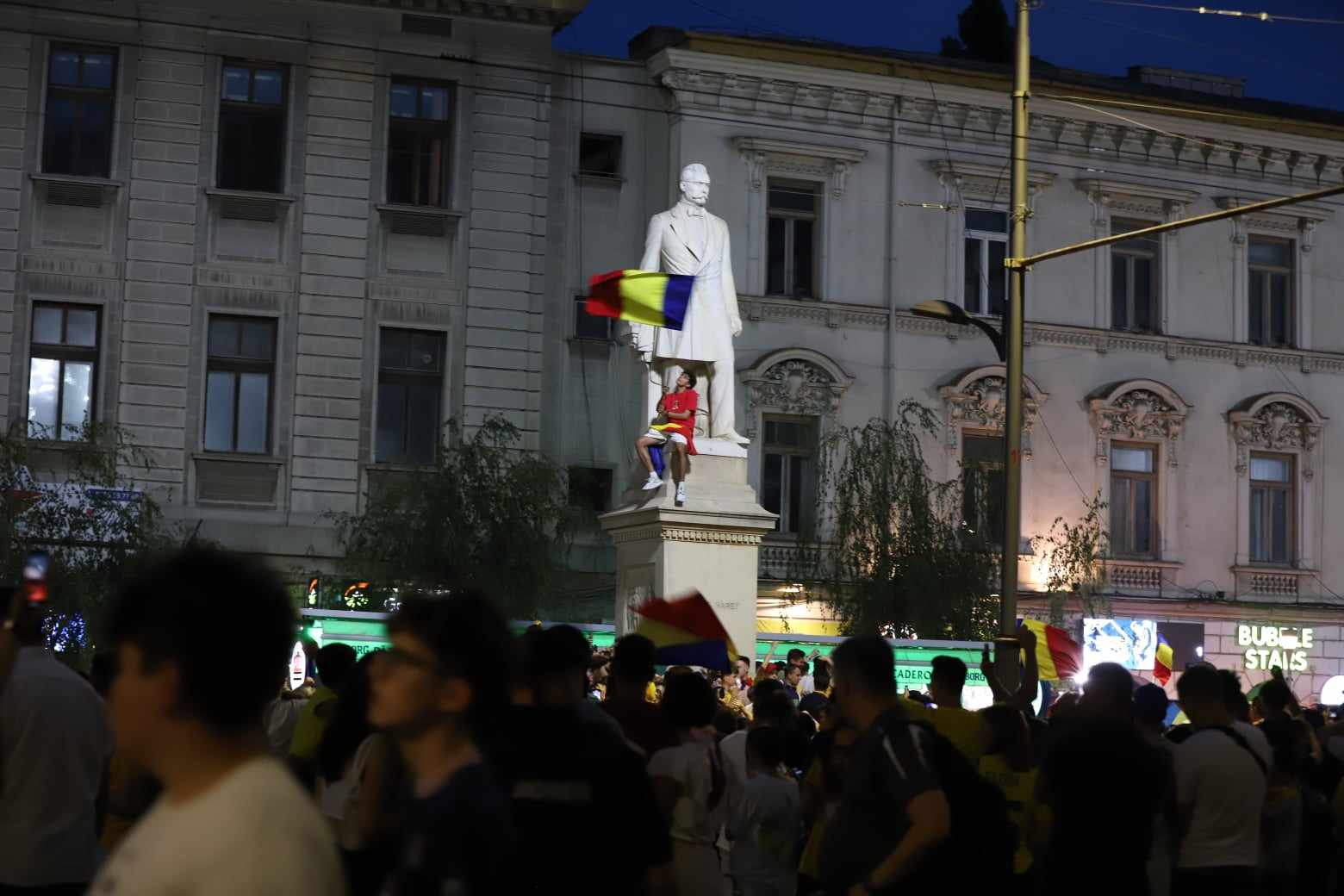 Sărbătoare și la București! Atmosferă incendiară în Piața Universității după ce tricolorii s-au calificat în optimi la Euro 2024