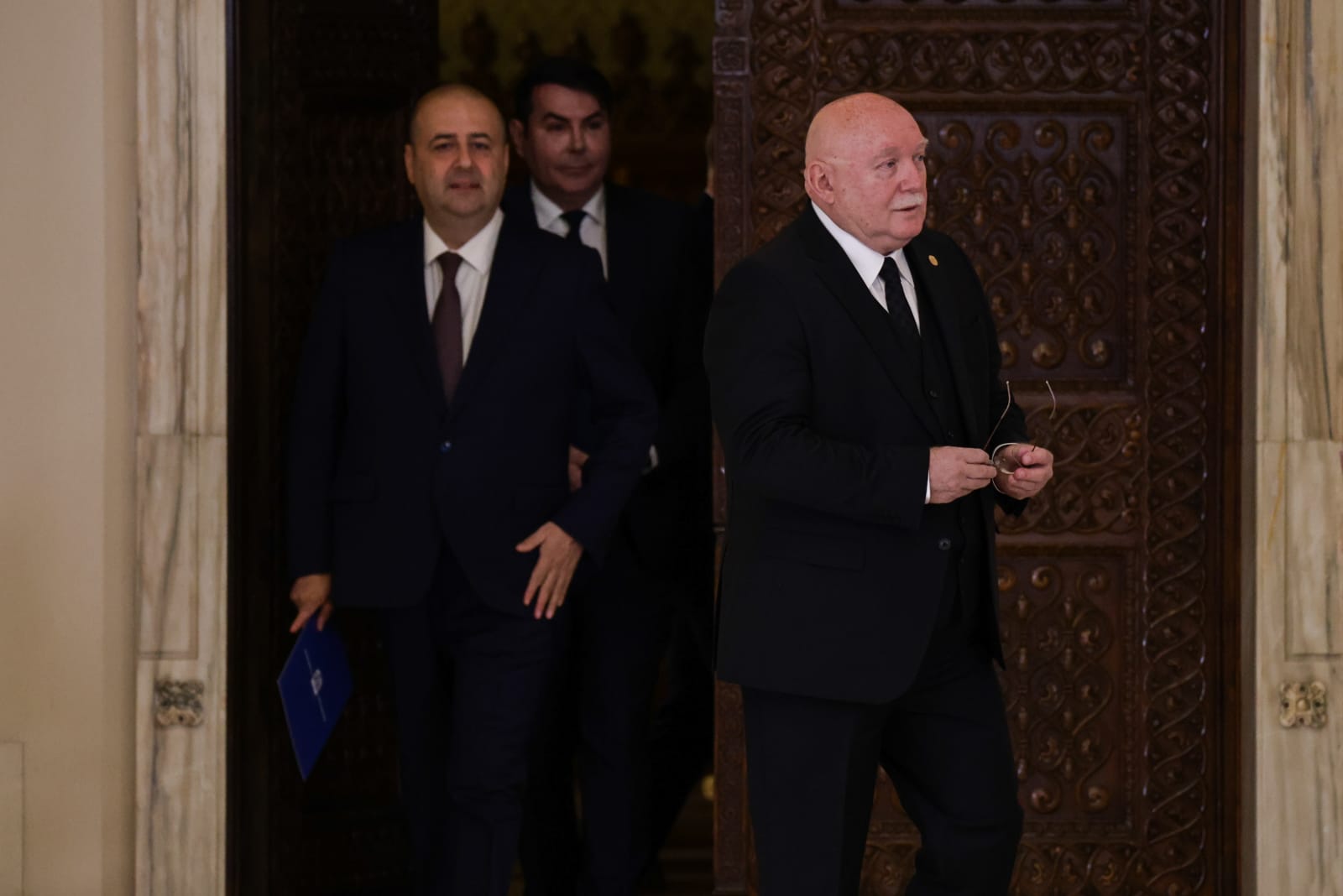 Trei noi judecători la CCR. Dacian Dragoş, Csaba Asztalos şi Mihai Busuioc au depus jurământul la Cotroceni. Cine sunt cei 9 judecători ai Curții