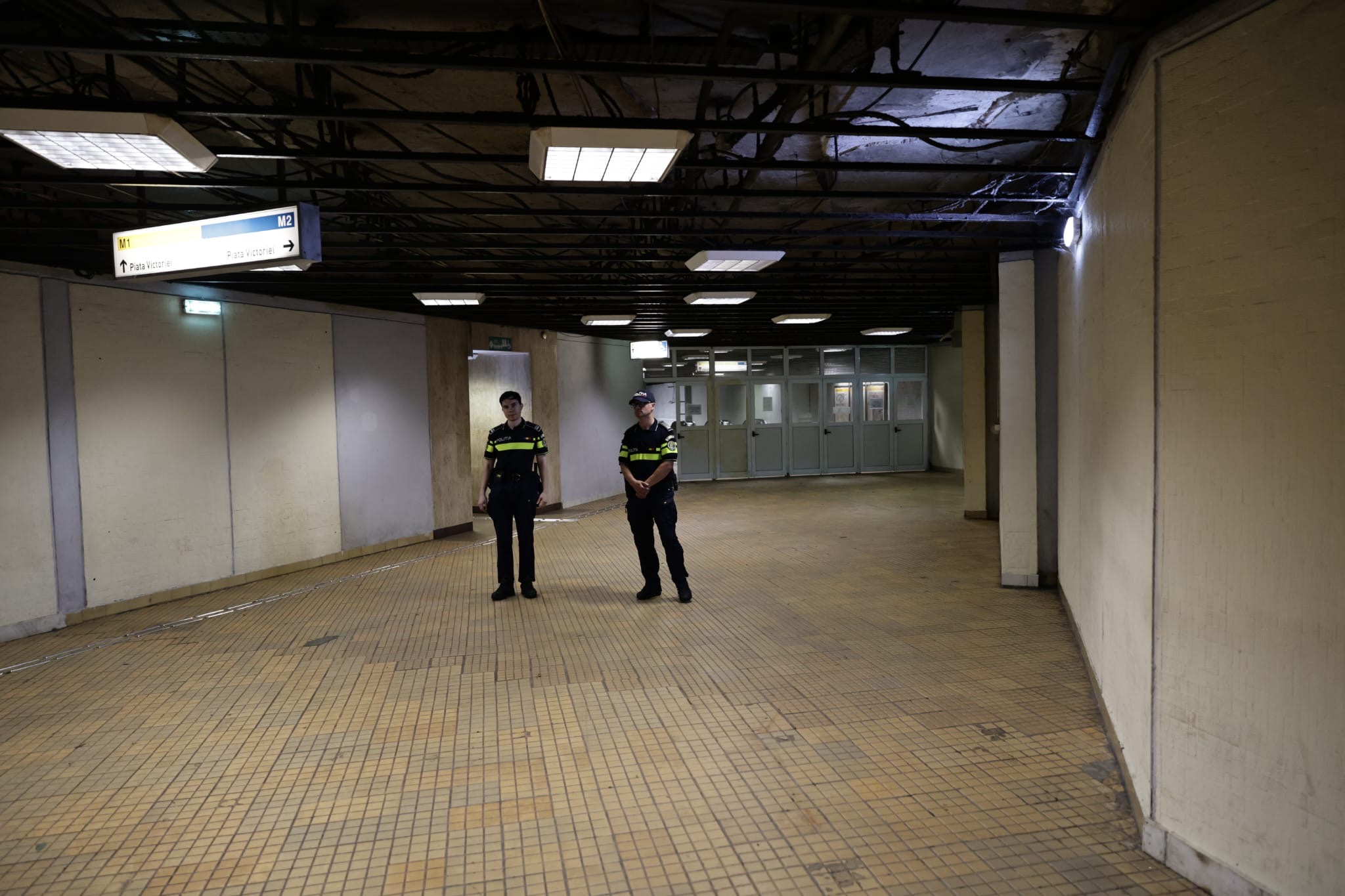 Stația Piața Victoriei 2 rămâne închisă, iar circulația s-ar putea relua joi dimineață. Pompierii scot apa de la metrou cu pompe și furtunuri