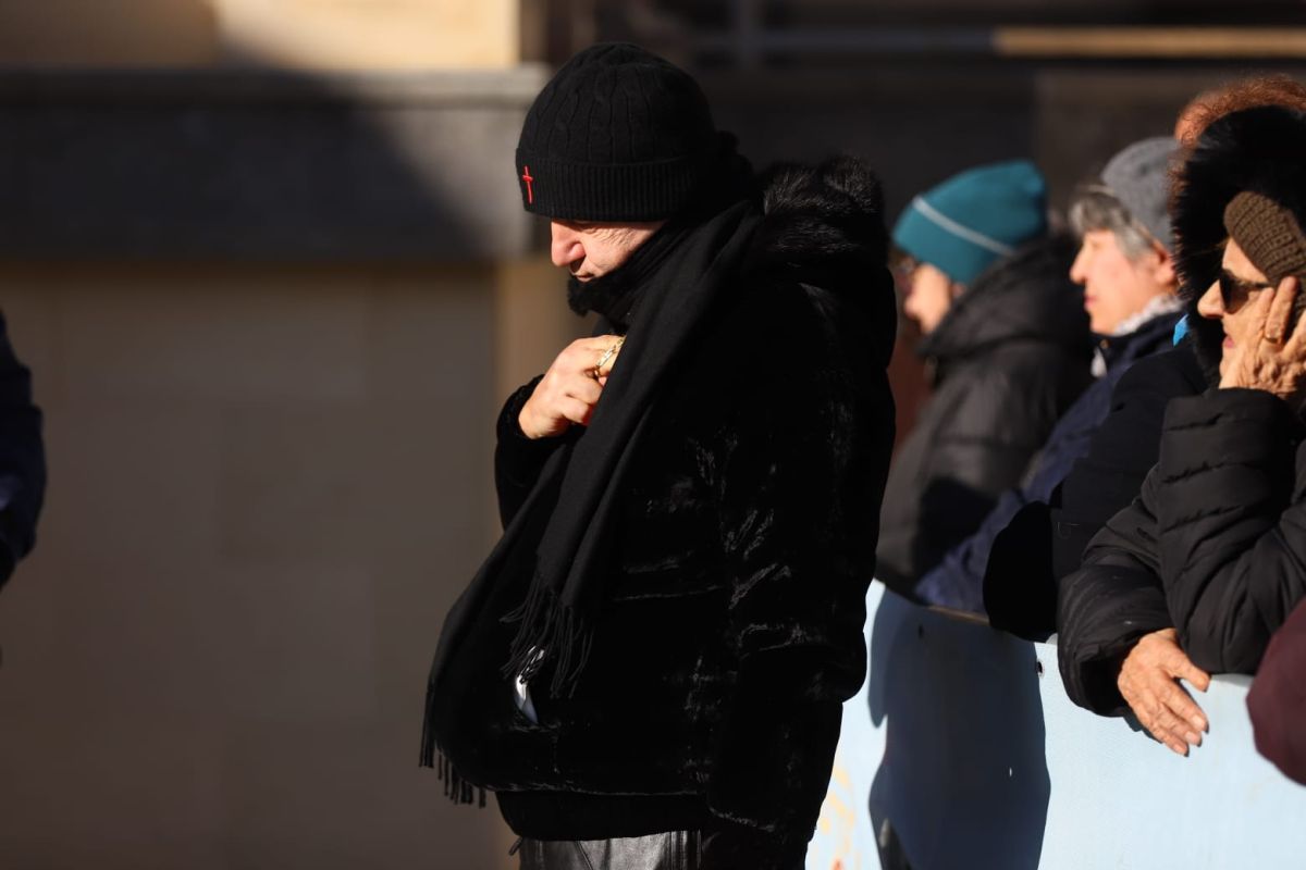 Gigi Becali, în genunchi, în pantaloni de piele și bocanci, la slujba de Bobotează