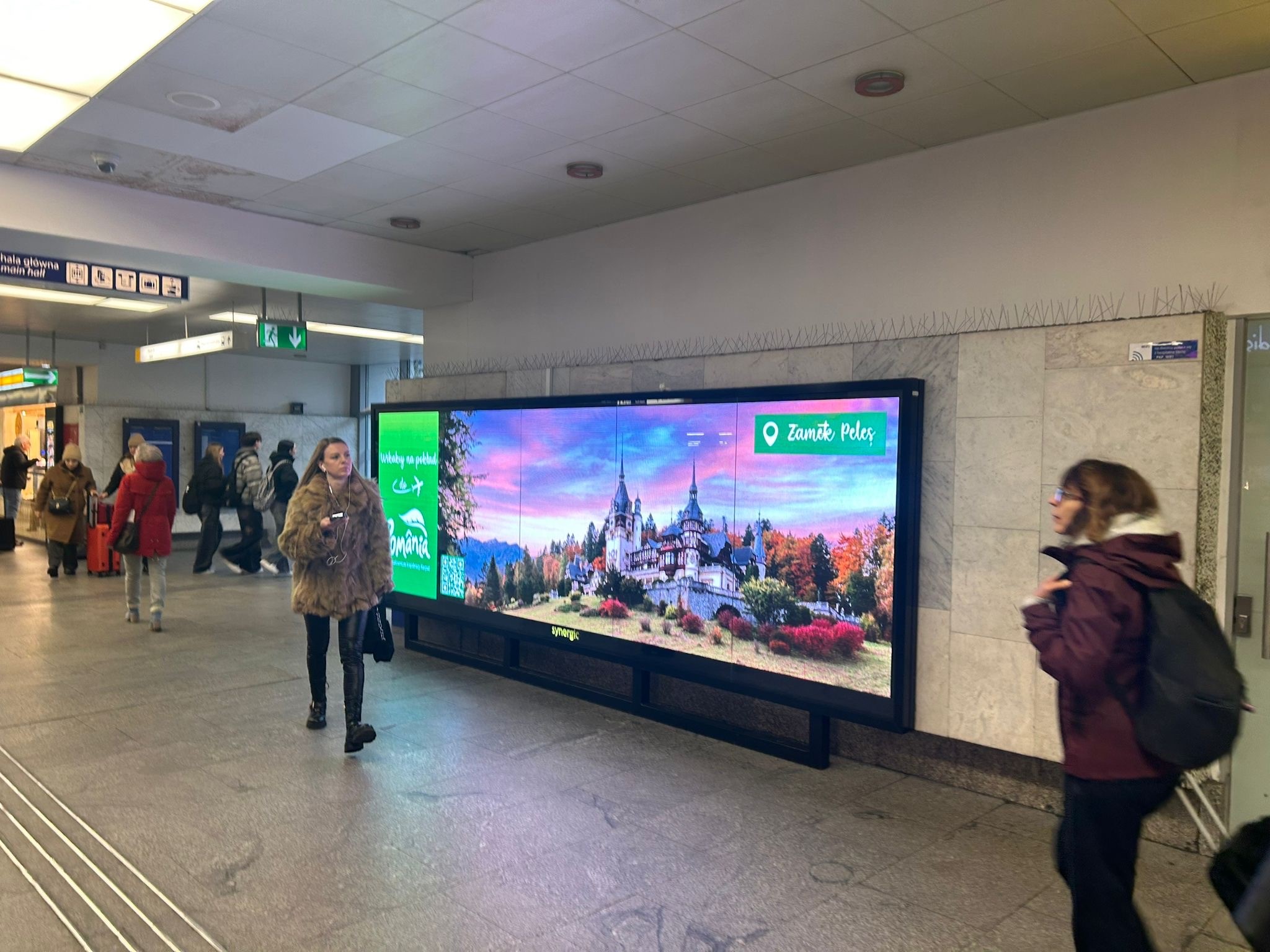 Locații turistice din România, promovate în Polonia. Reclamele sunt plasate în mijloacele de transport din Varșovia și Cracovia
