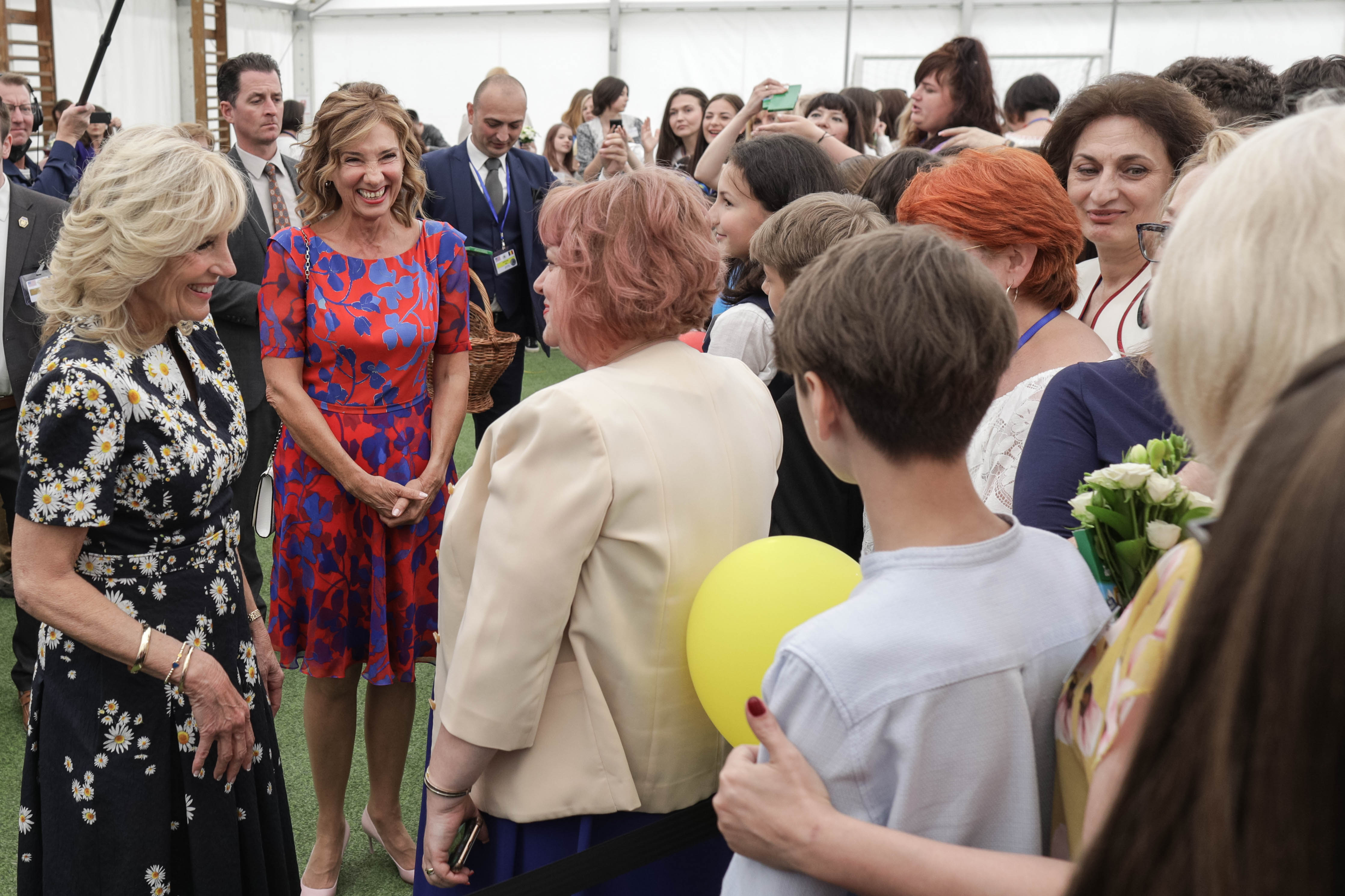 Jill Biden a vizitat alături de Carmen Iohannis o şcoală din București care găzduiește elevi ucraineni refugiați