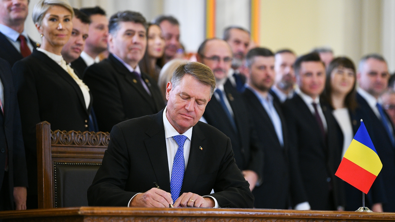 FOTO. Preşedintele Klaus Iohannis a promulgat Legea Autostrăzii Unirii, într-o ceremonie unică. Avertisment către Guvernul Dăncilă: Să asigure banii, în 2019