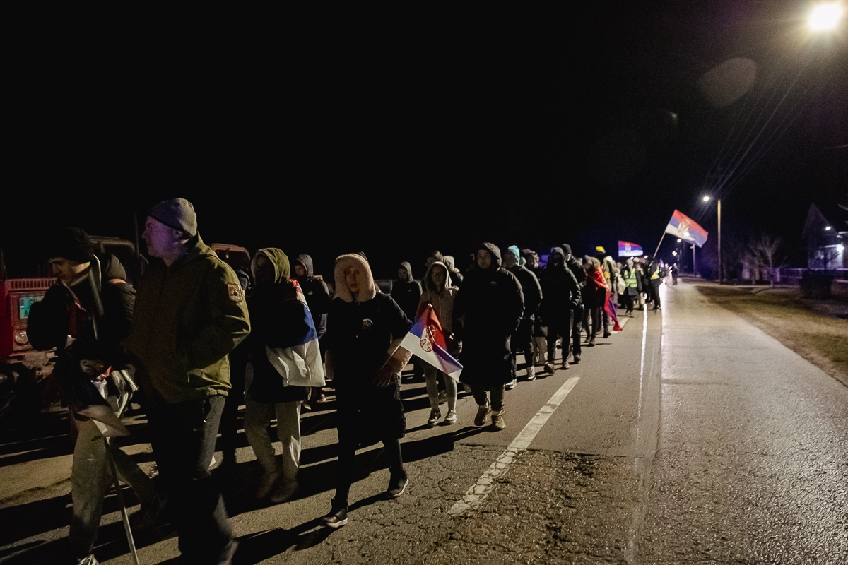 Cum protestează studenții sârbi prin marș și de ce strigă numele Laurei Kovesi