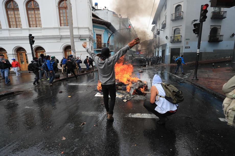 Proteste violente în Ecuador. Președintele a declarat stare de urgență