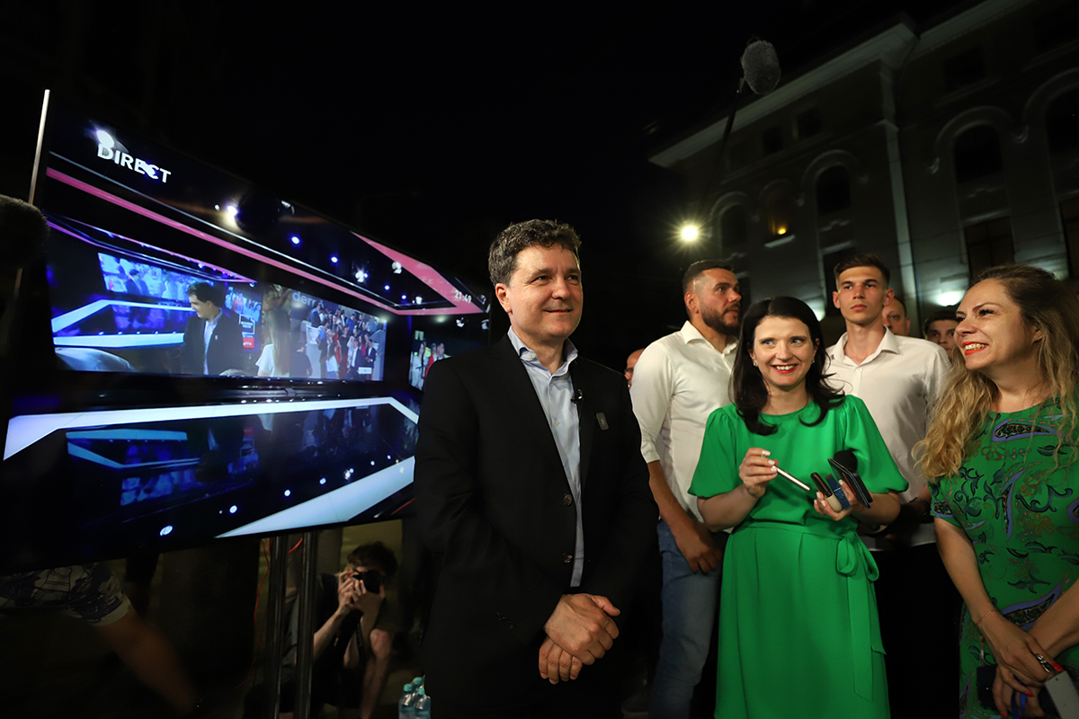 REPORTAJ Noaptea prin București când Nicușor a devenit Nicu. Alături de edilul Capitalei, în mijlocul voluntarilor și al bucureștenilor ieșiți pe răcoare la plimbare