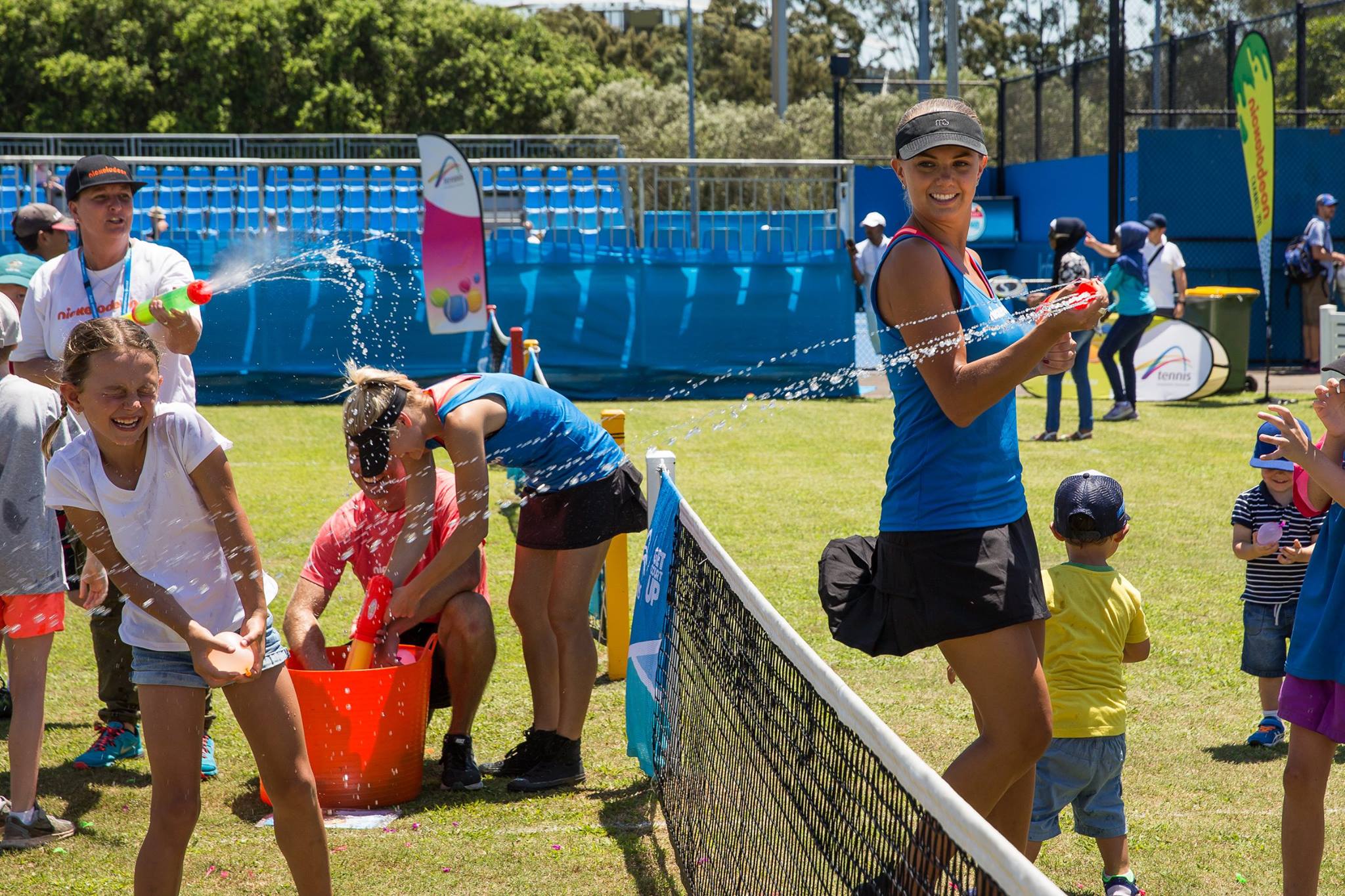 Simona Halep, strălucitoare la petrecerea jucătoarelor. La Sydney, sportiva a fost în formă și la ”Kids Day”, avându-l alături pe bulgarul Grigor Dimitrov, cel mai râvnit bărbat din circuit. Accidentarea care a făcut-o să abandoneze la Brisbane n-a trecut/ FOTO & VIDEO