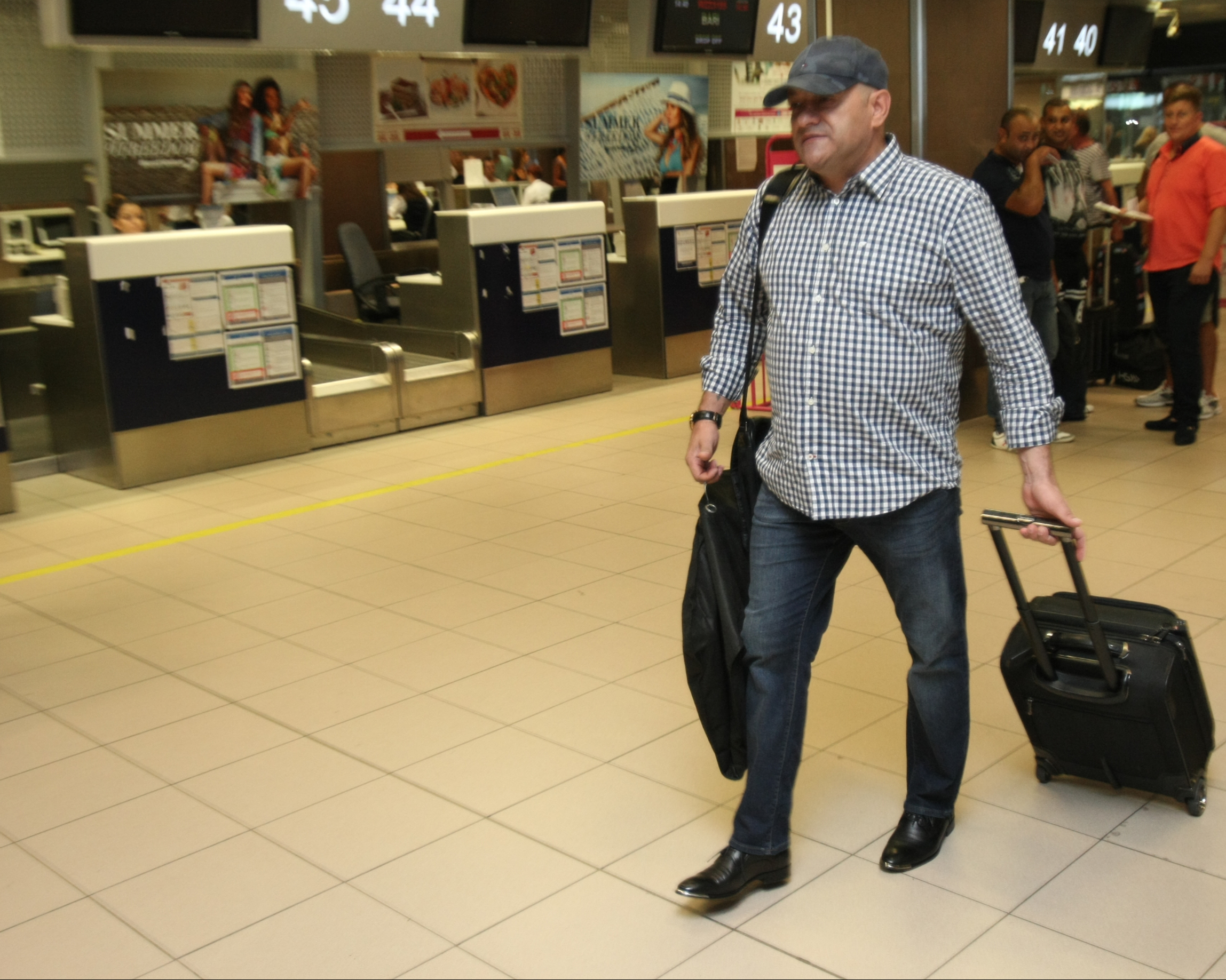 PRELIMINARIILE EURO 2016, UNGARIA - ROMÂNIA (vineri, ora 21.45, TVR 1) / Selecționerul Anghel Iordănescu a renunțat la supersitiții și ^a lăsat femei în avionul care i-a transportat pe tricolori la Budapesta, pentru mare meci cu rivalii istorici / GALERIE FOTO
