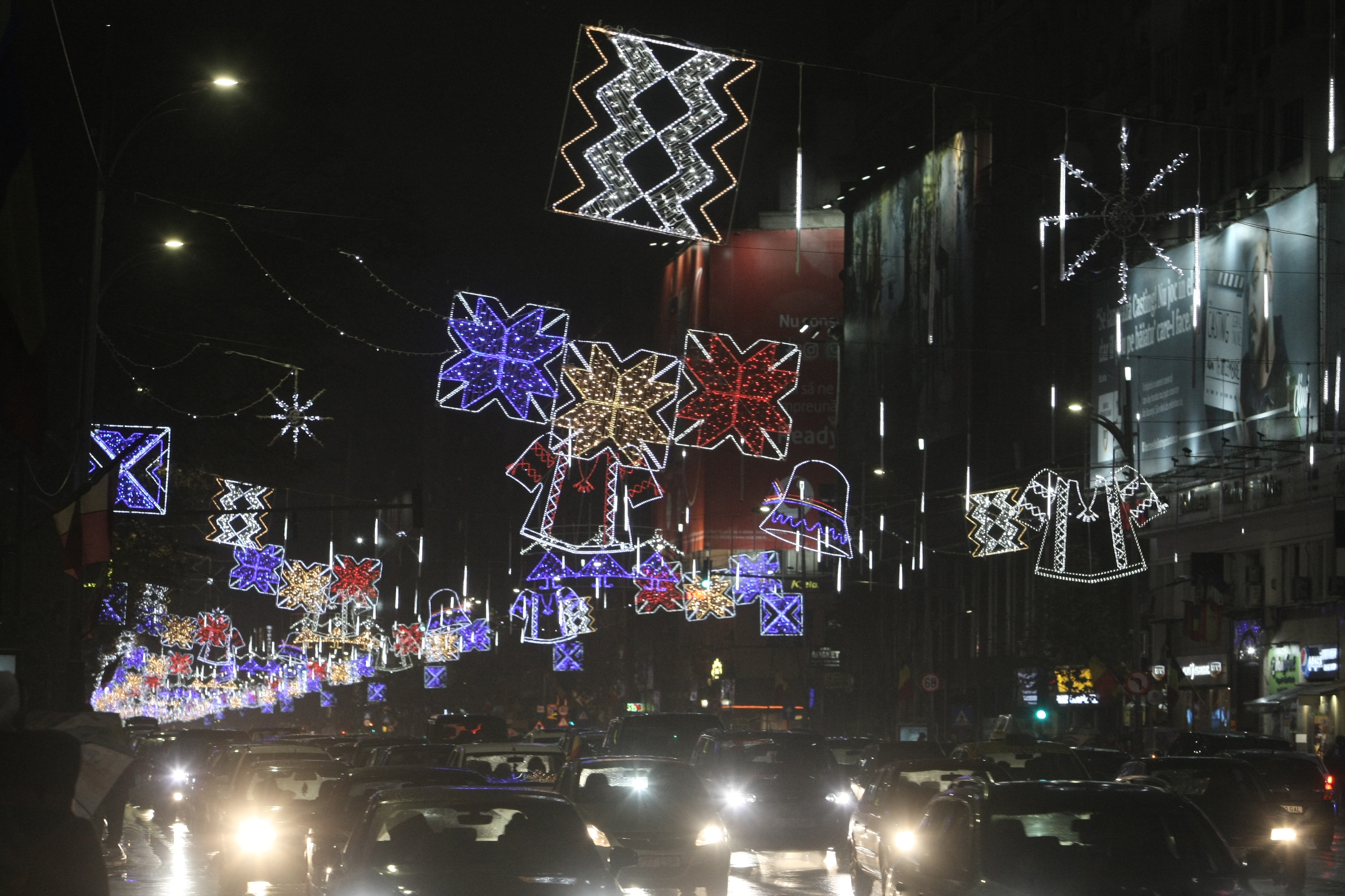 S-au aprins luminițele de Crăciun în București. Iată cum arată centrul Capitalei / GALERIE FOTO