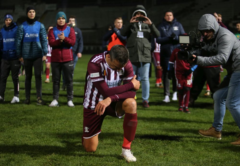 FOTO/Daniel Pancu, în genunchi în fața fanilor rapidiști! Declarație de dragoste pentru suporteri, la ultimul meci oficial pe stadionul Giulești: „De asta nu am jucat la Steaua, la Dinamo, datorită lor!”
