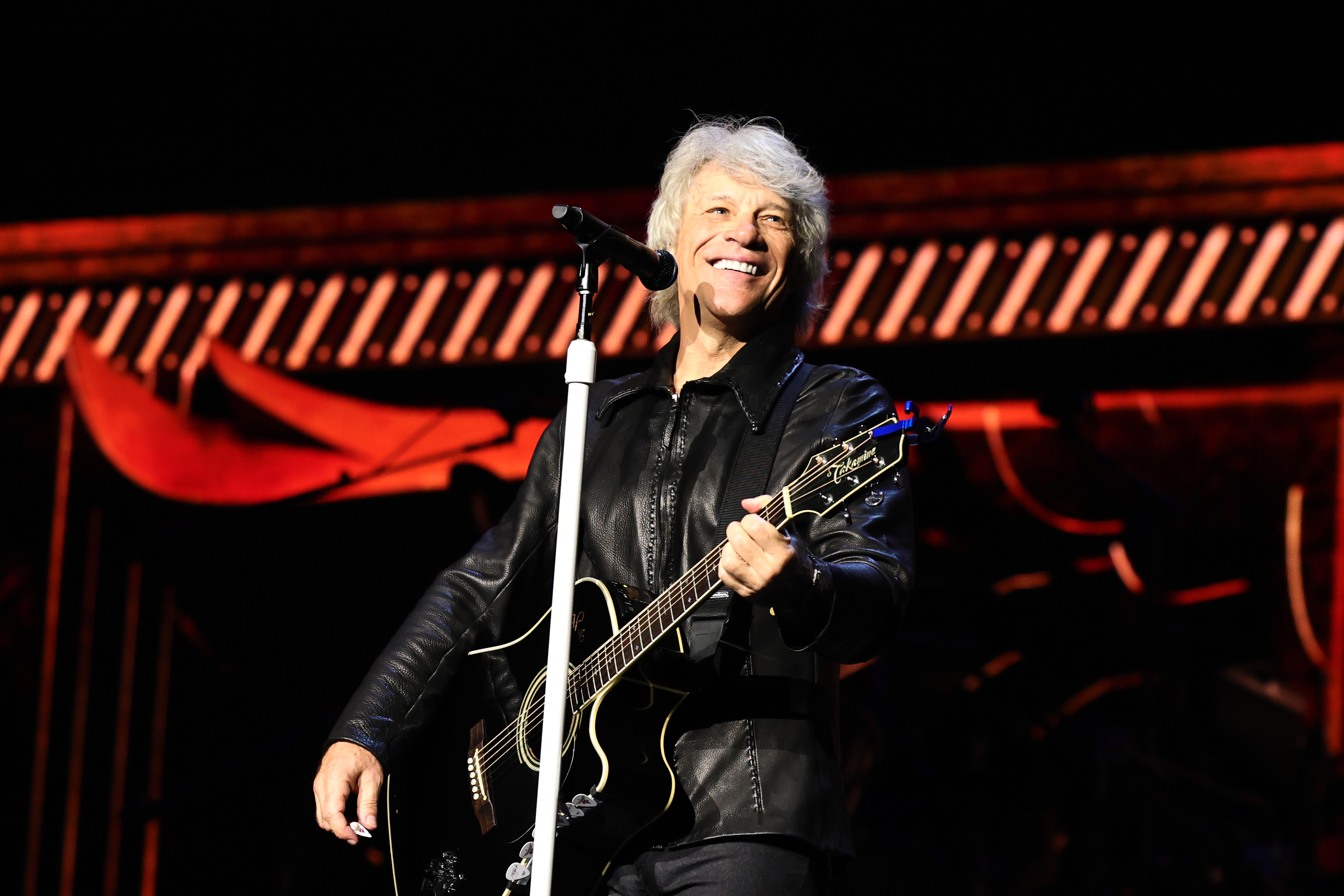 Bon Jovi a întrerupt concertul de la Madison Square Garden. Artistul le-a cerut fanilor să nu arunce biletele: „Trebuie să mă opresc”