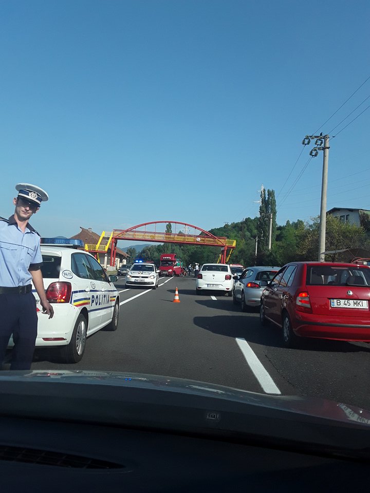 FOTO| Accident în apropiere de Comarnic pe DN1. Cinci persoane au fost rănite