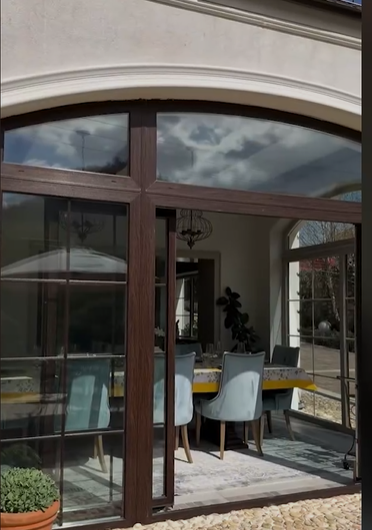 Imagini cu vila de la țară a Olguței Berbec. Conacul artistei de muzică populară impresionează prin aspectul elegant