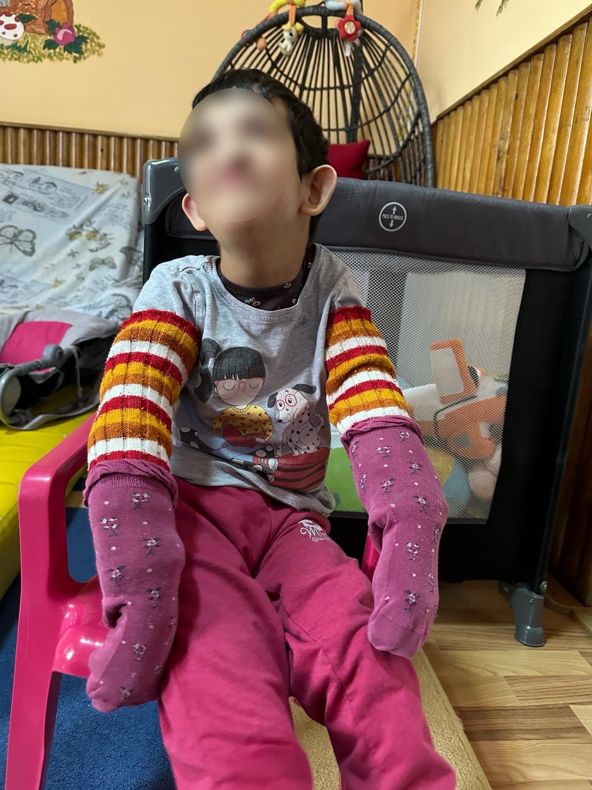 Imagini greu de privit din centrele unde copiii cu dizabilități erau ținuți încuiați cu zăvoare, ca să nu iasă din camere, în Mureș