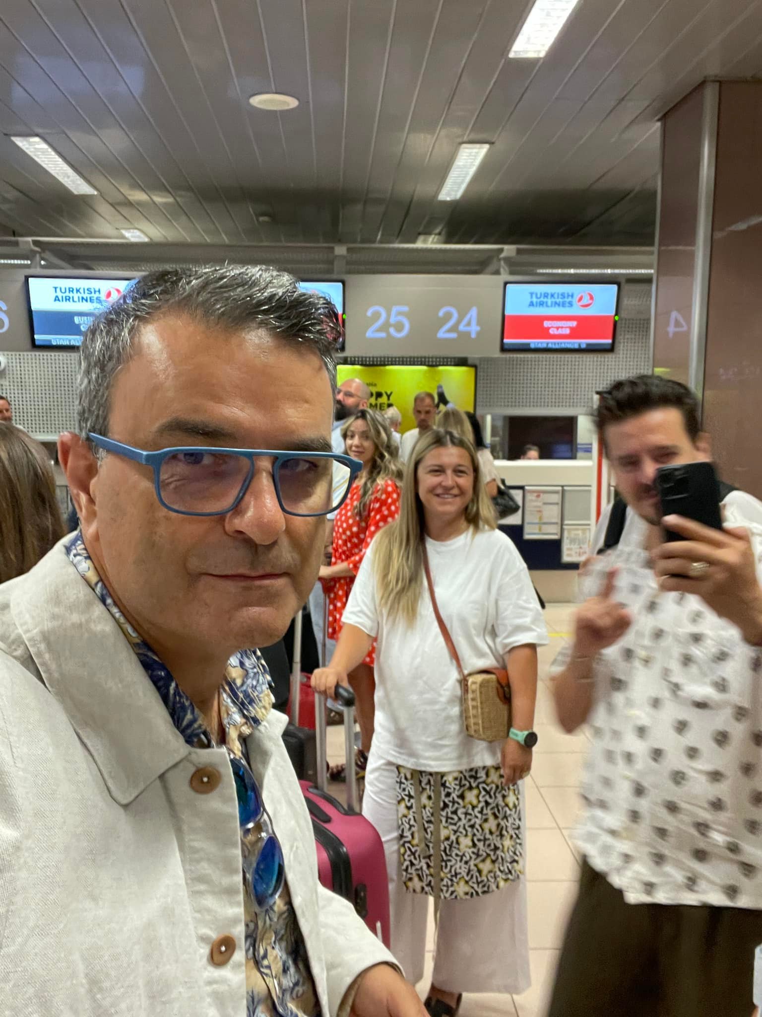 Andreea Esca va împlini în curând 50 de ani. Și-a dus cei mai apropiați prieteni într-o vacanță cu destinație surpriză. Imagini din aeroport