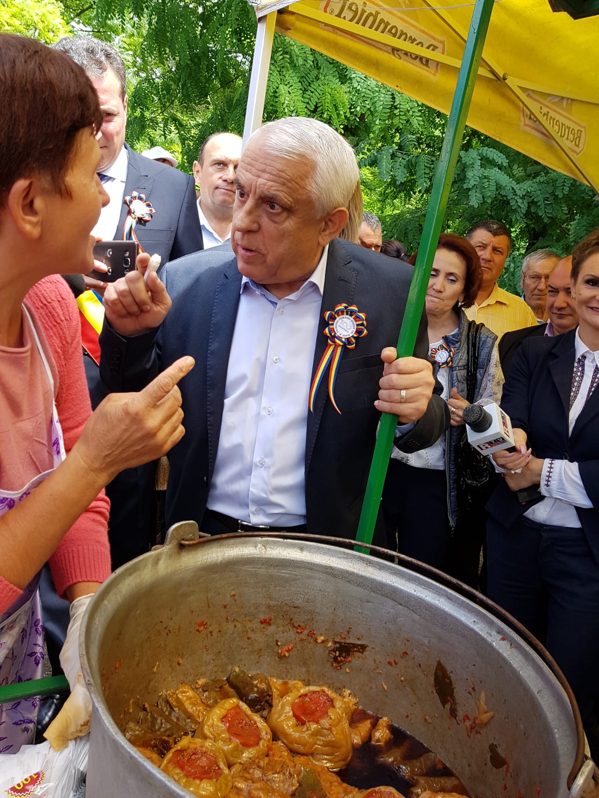 Petre Daea a înfulecat sarmale direct din oală, la ziua unei comune din Vaslui: "Imi era foame cu adevărat. Nu am mâncat de ieri"