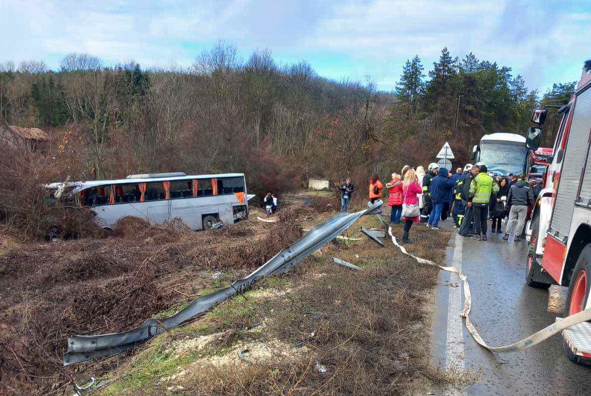 Autocar românesc cu pasageri, accident cu un TIR în Bulgaria. Cel puțin nouă persoane au fost rănite. Precizările MAE